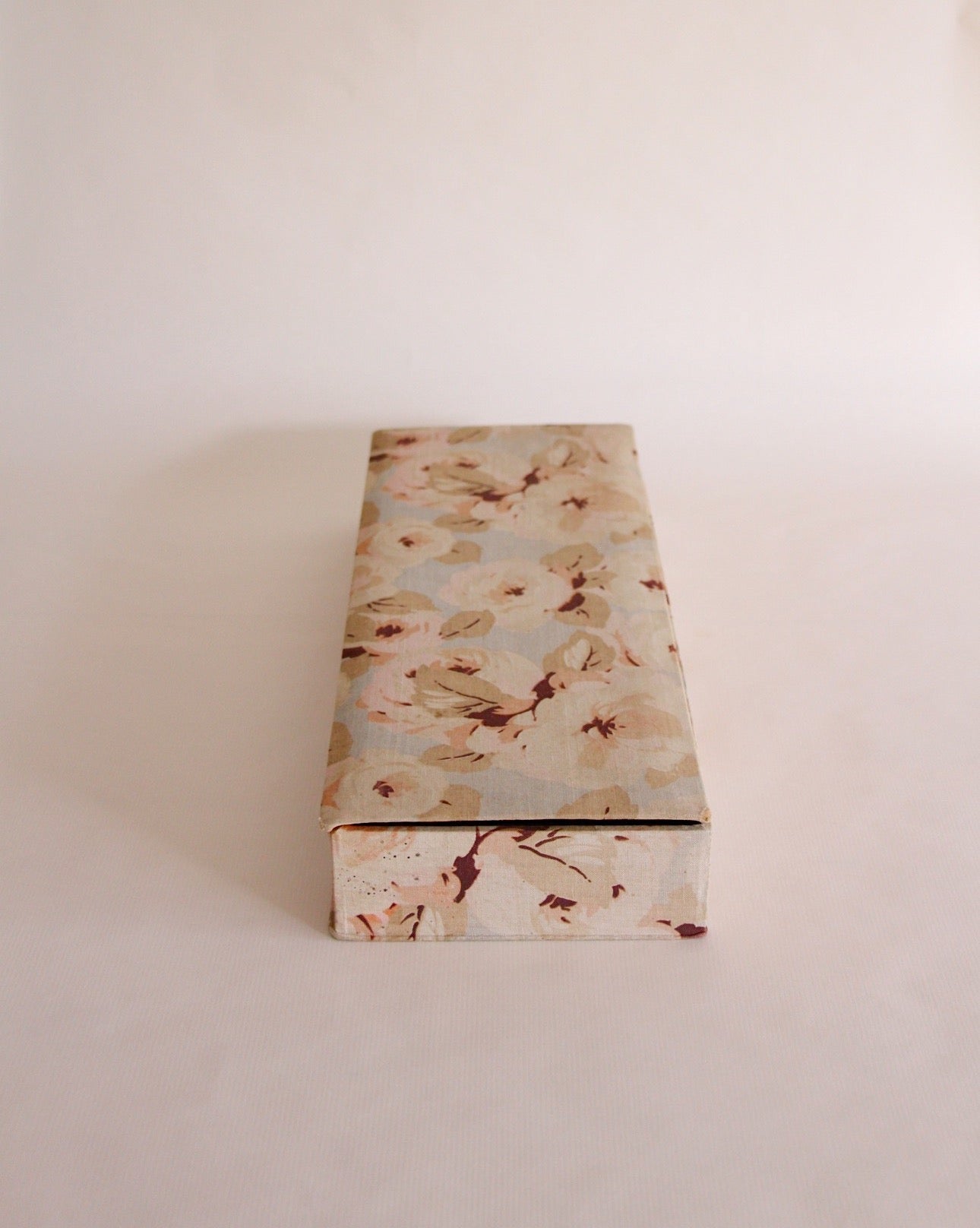 Jolie boite à couture en tissu à décor floral, fabrication dans les années 60.