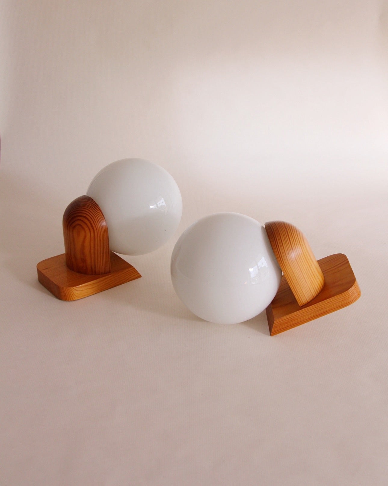 Paire d'appliques en pin et opaline, France, 1970