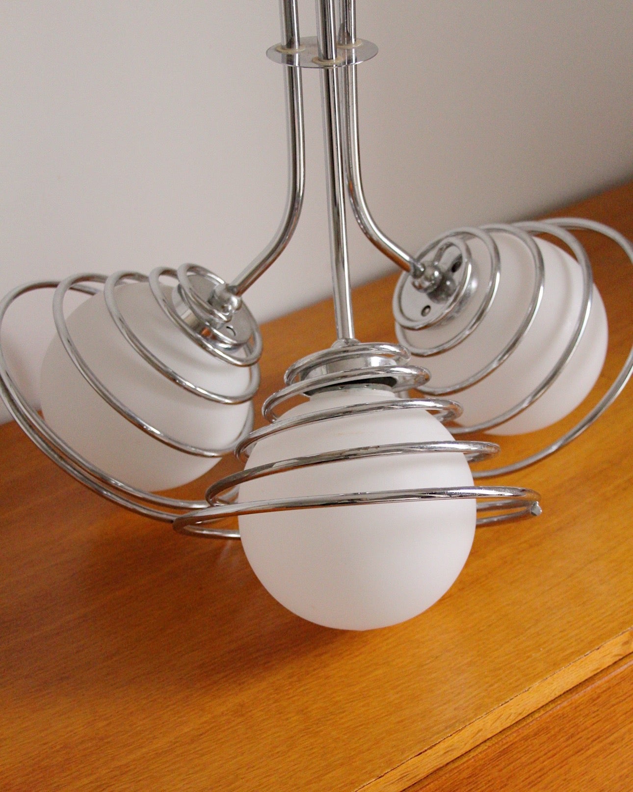 Suspension 3 globes en opaline et chrome, France, 1970