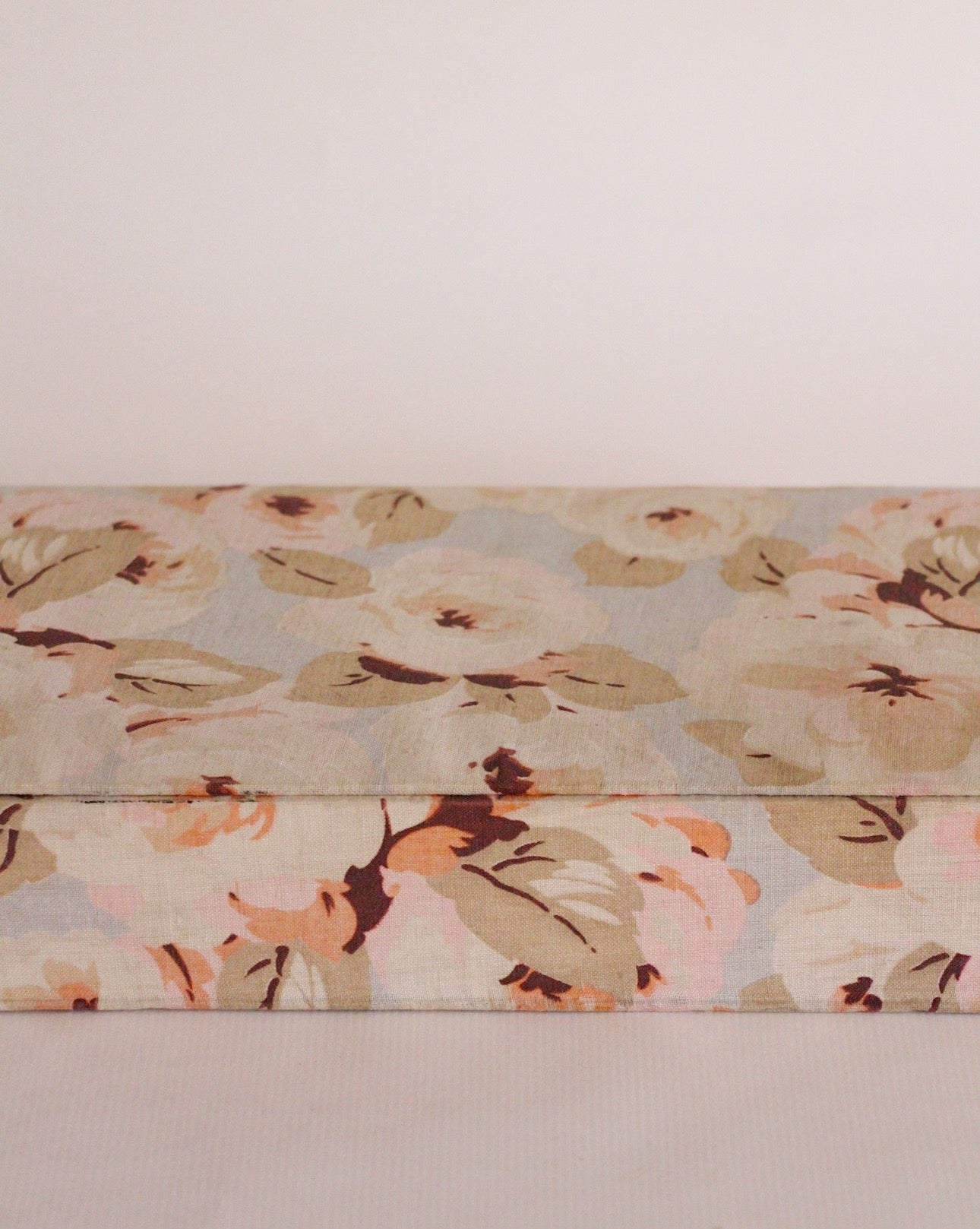 Jolie boite à couture en tissu à décor floral, fabrication dans les années 60.