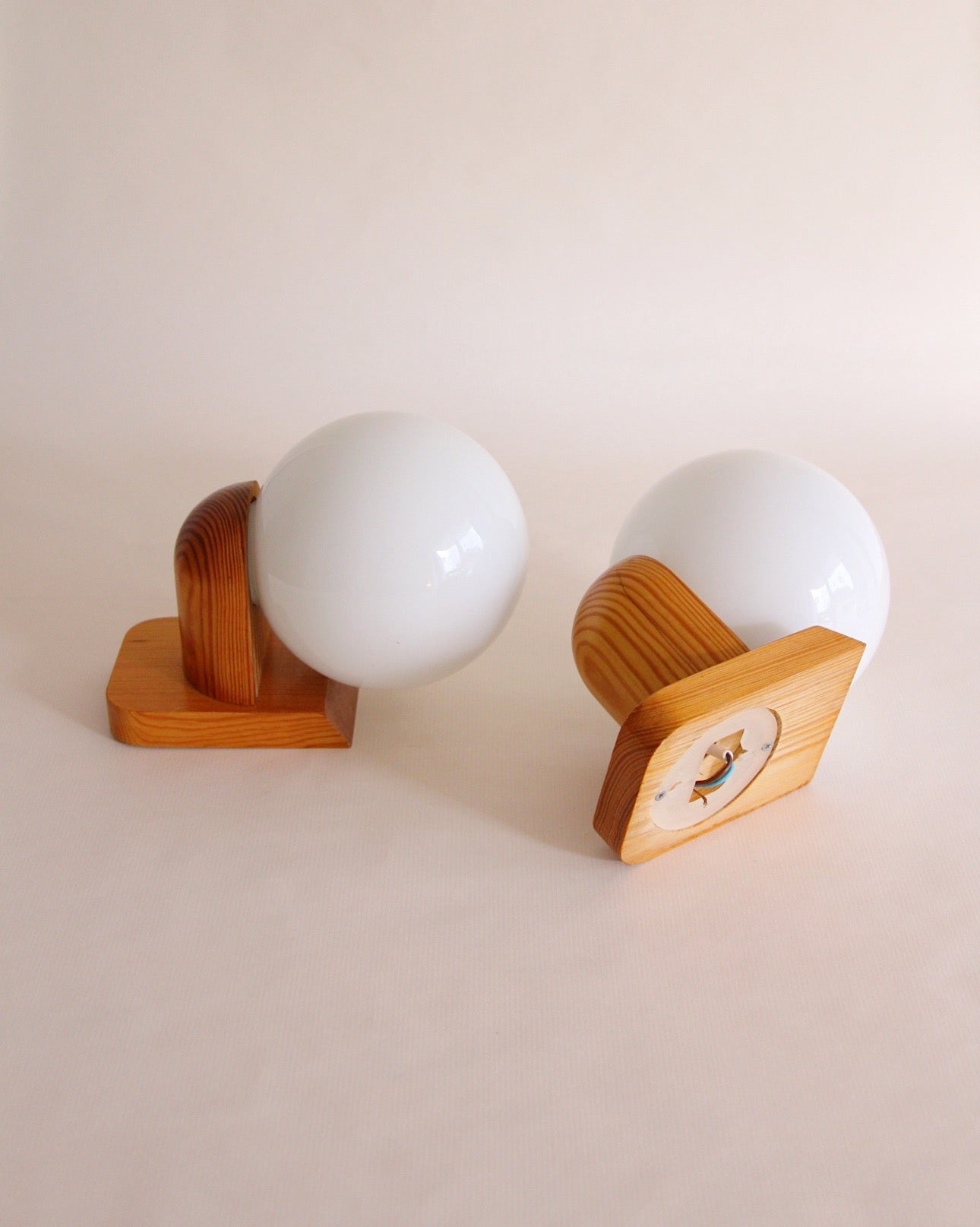 Paire d'appliques en pin et opaline, France, 1970