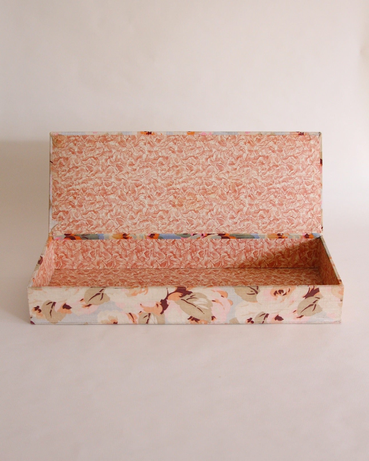 Boite à couture en tissu à décor floral, France, années 60