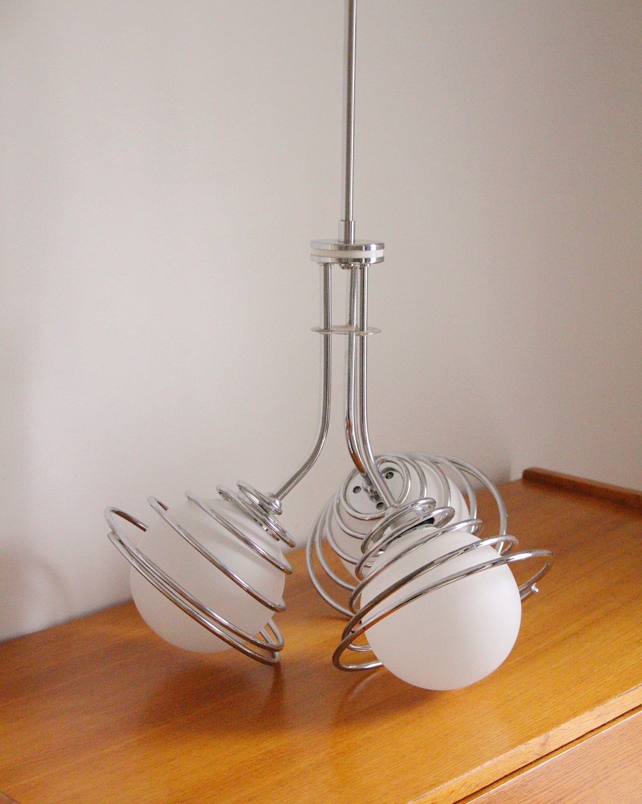 Suspension 3 globes en opaline et chrome, France, 1970