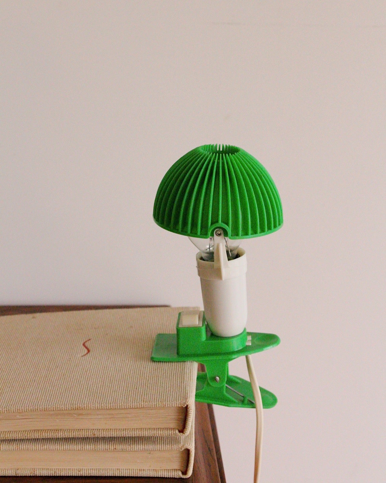 Jolie lampe à clipser, modèle Salam, France, années 70. 