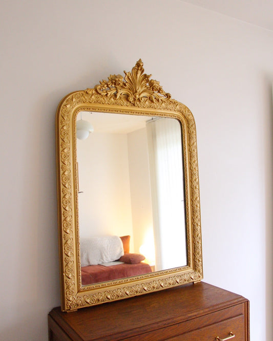 Grand miroir de style Louis-Philippe à fronton, d'époque Napoléon III, France