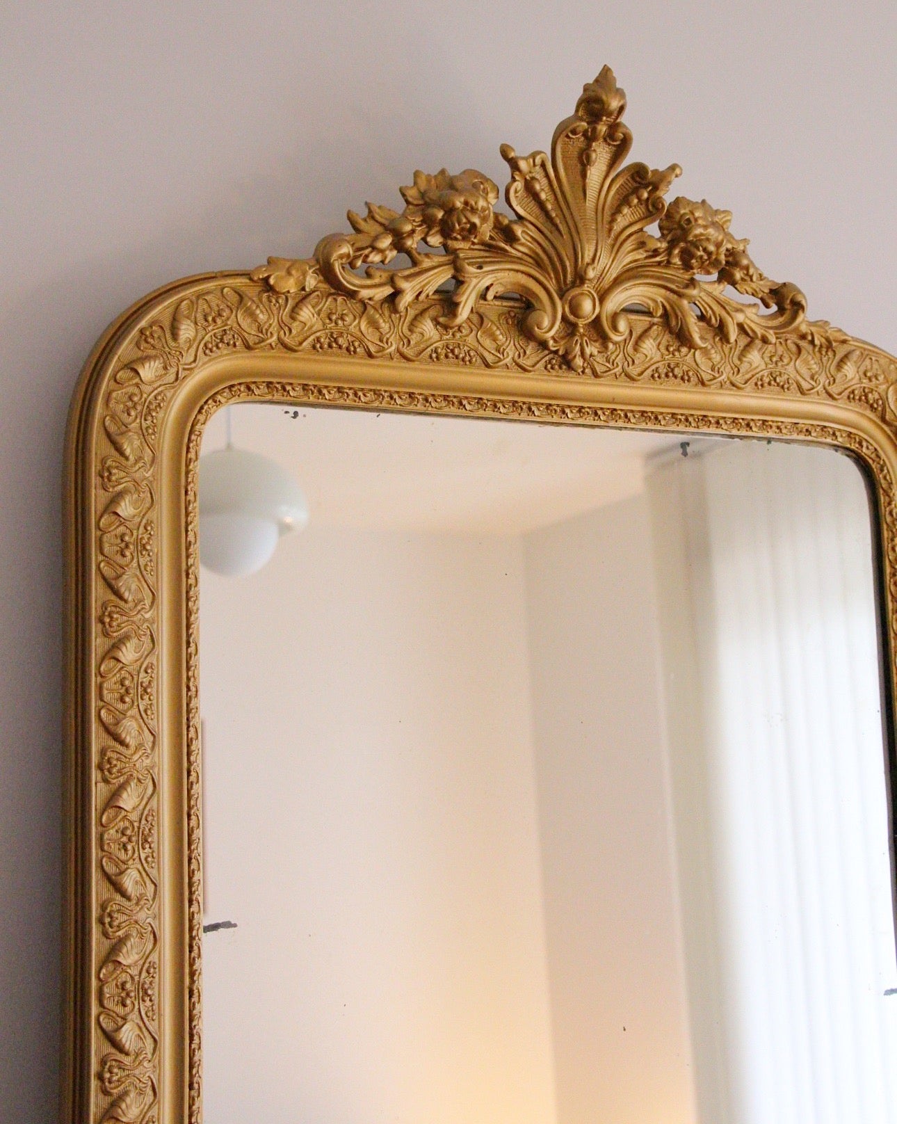 Grand miroir de style Louis-Philippe à fronton, d'époque Napoléon III, France