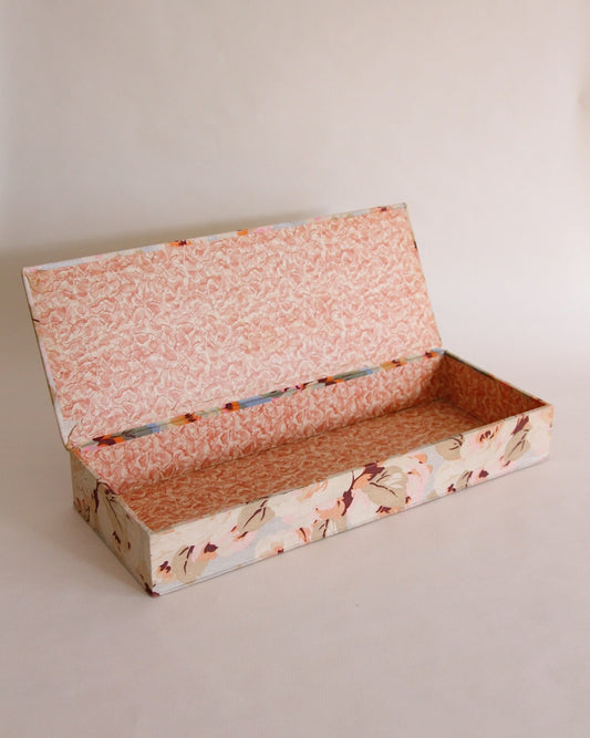 Jolie boite à couture en tissu à décor floral, fabrication dans les années 60.