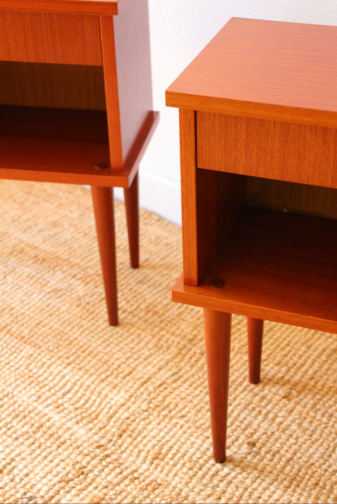 Paire de tables de chevet années 60