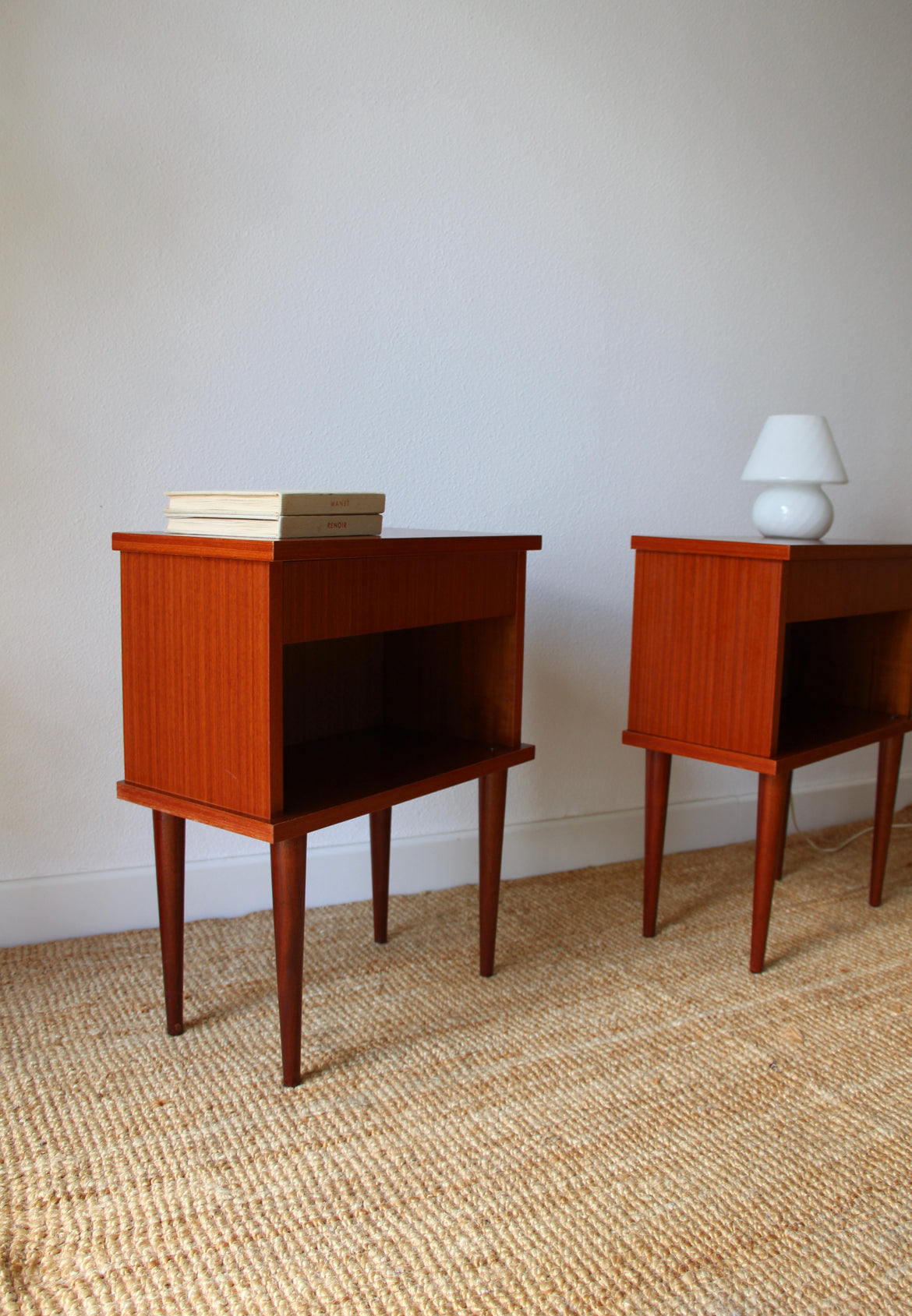 Paire de tables de chevet années 60