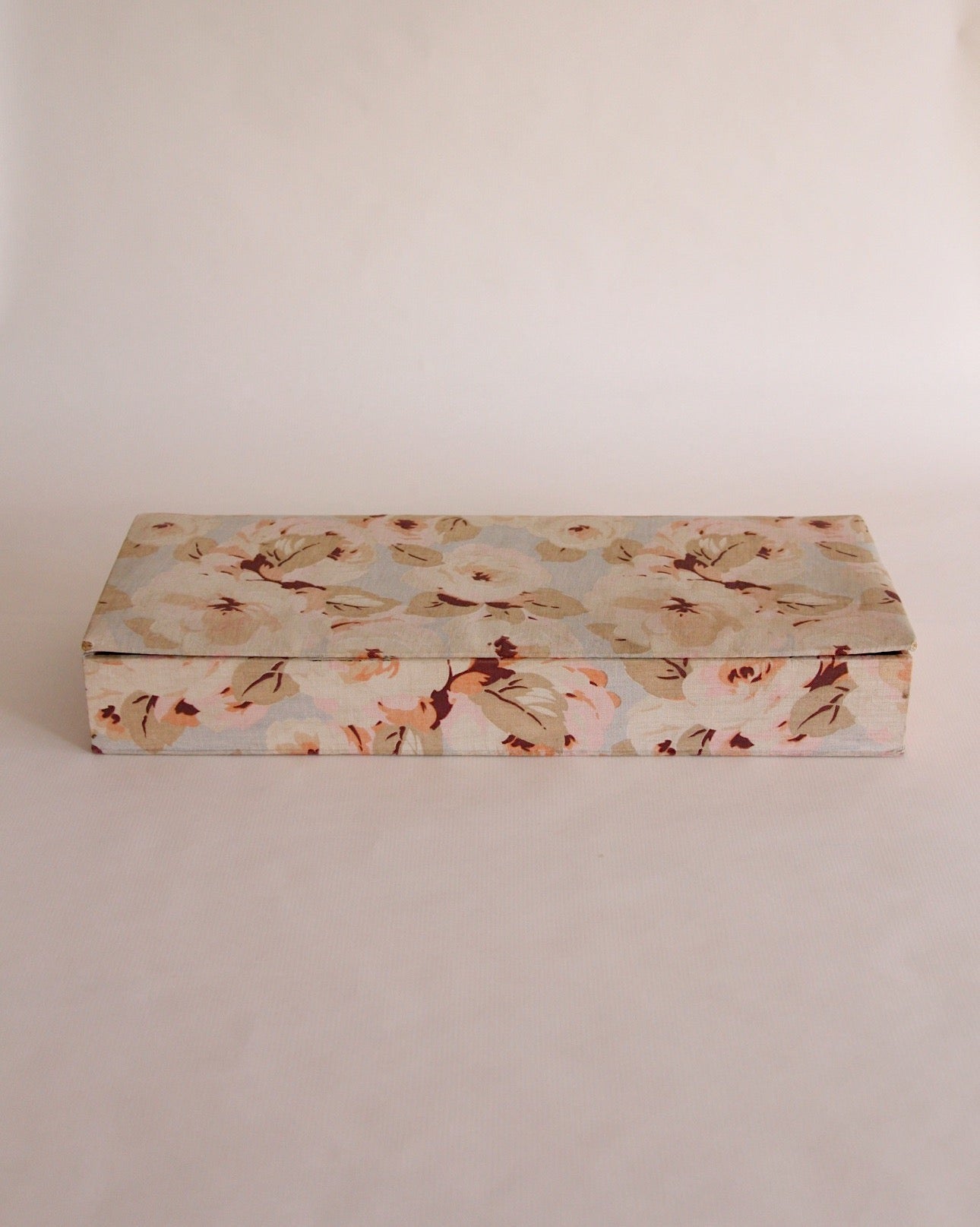 Jolie boite à couture en tissu à décor floral, fabrication dans les années 60.