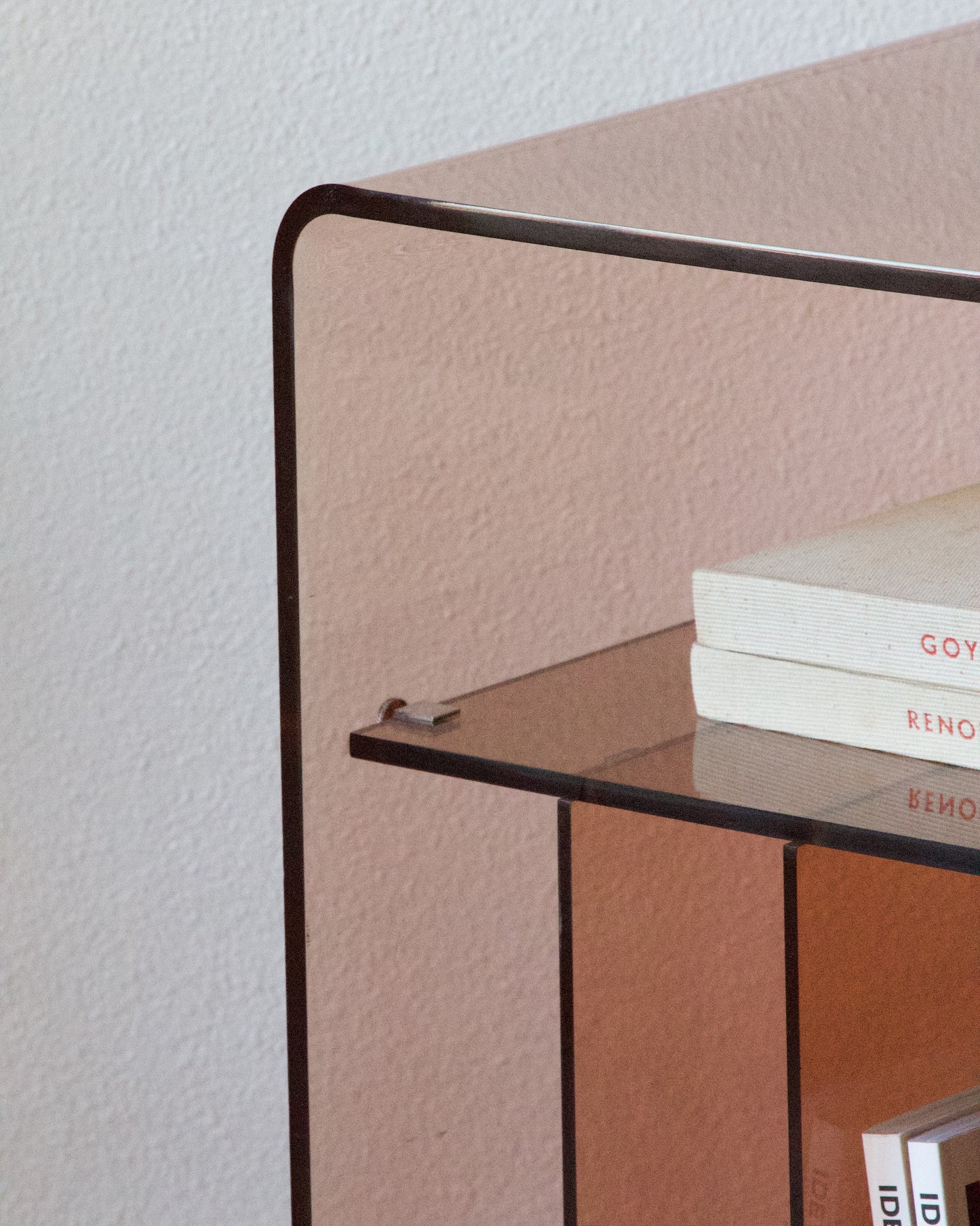 Table d'appoint/Bout de canapé vintage plexiglas fumé dans le goût de Michel Dumas