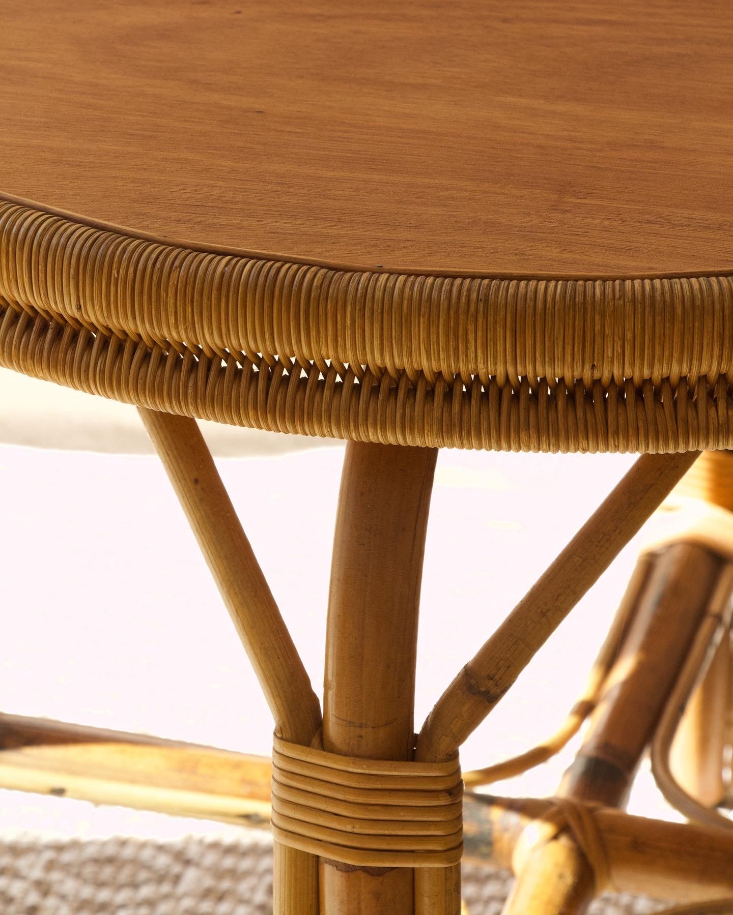 Table basse en rotin vintage