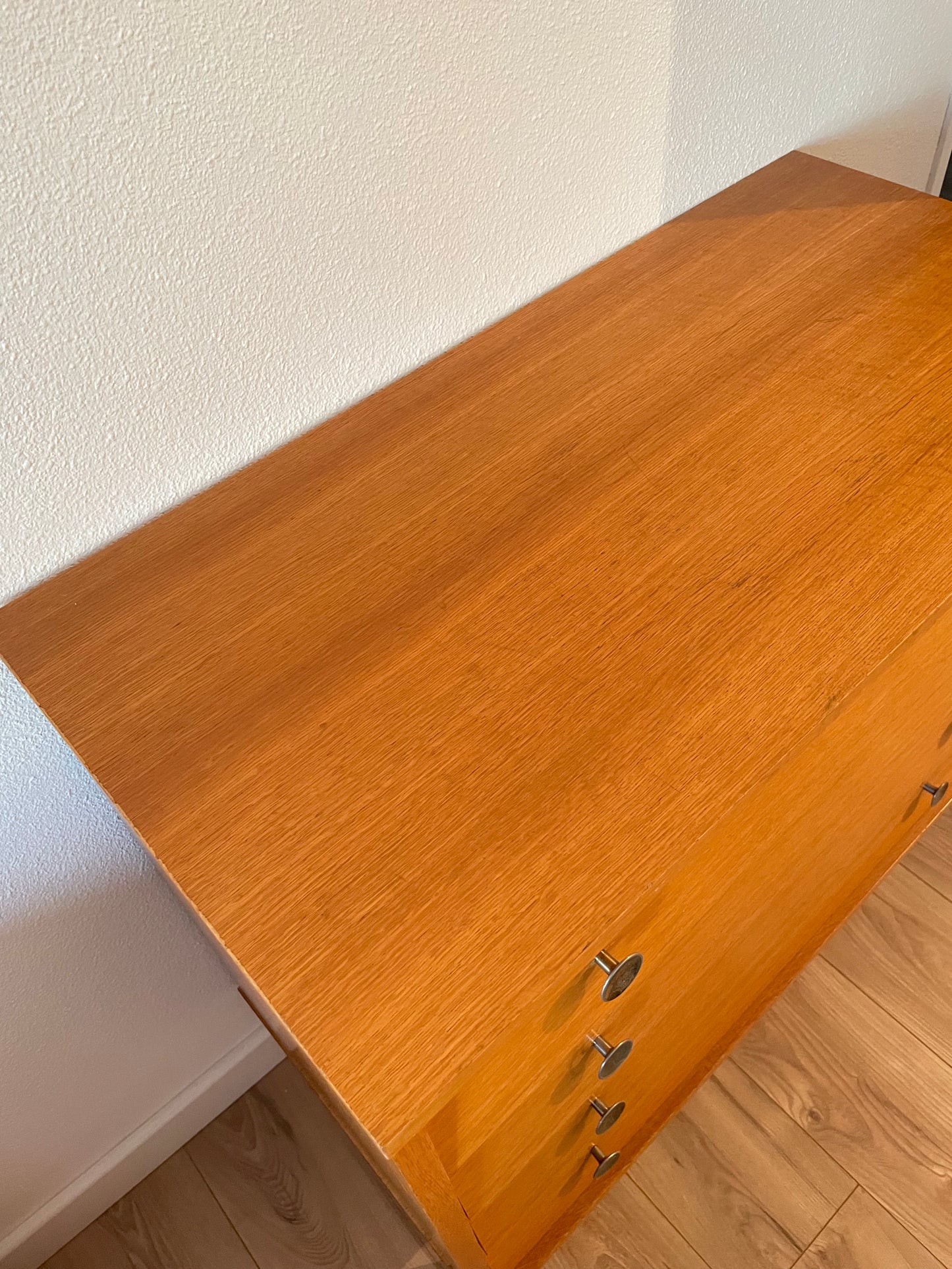 Commode vintage années 70 plaquage chêne - Pépites Brocante Vannes