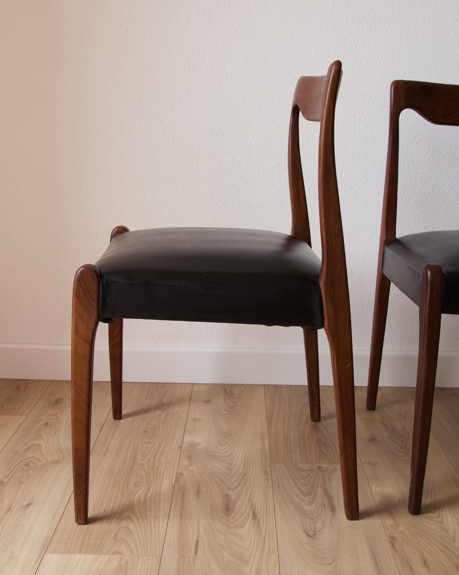 Série de 4 chaises scandinaves teck et skaï noir vintage - Pépites Déco Brocante Vannes