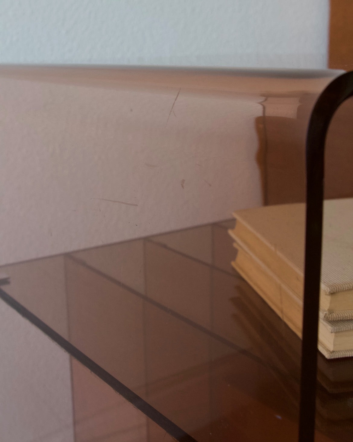 Table d'appoint/Bout de canapé vintage plexiglas fumé dans le goût de Michel Dumas