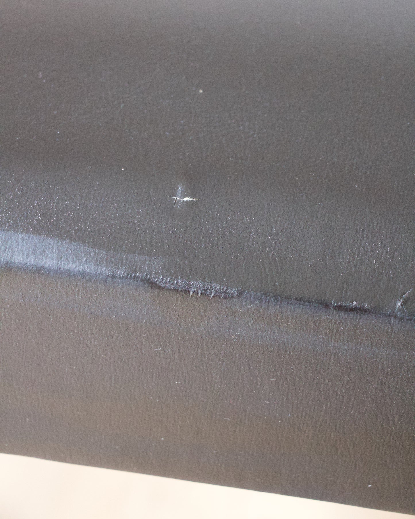 Série de 4 chaises scandinaves teck et skaï noir vintage - Pépites Déco Brocante VannesSérie de 4 chaises scandinaves teck et skaï noir vintage - Pépites Déco Brocante Vannes