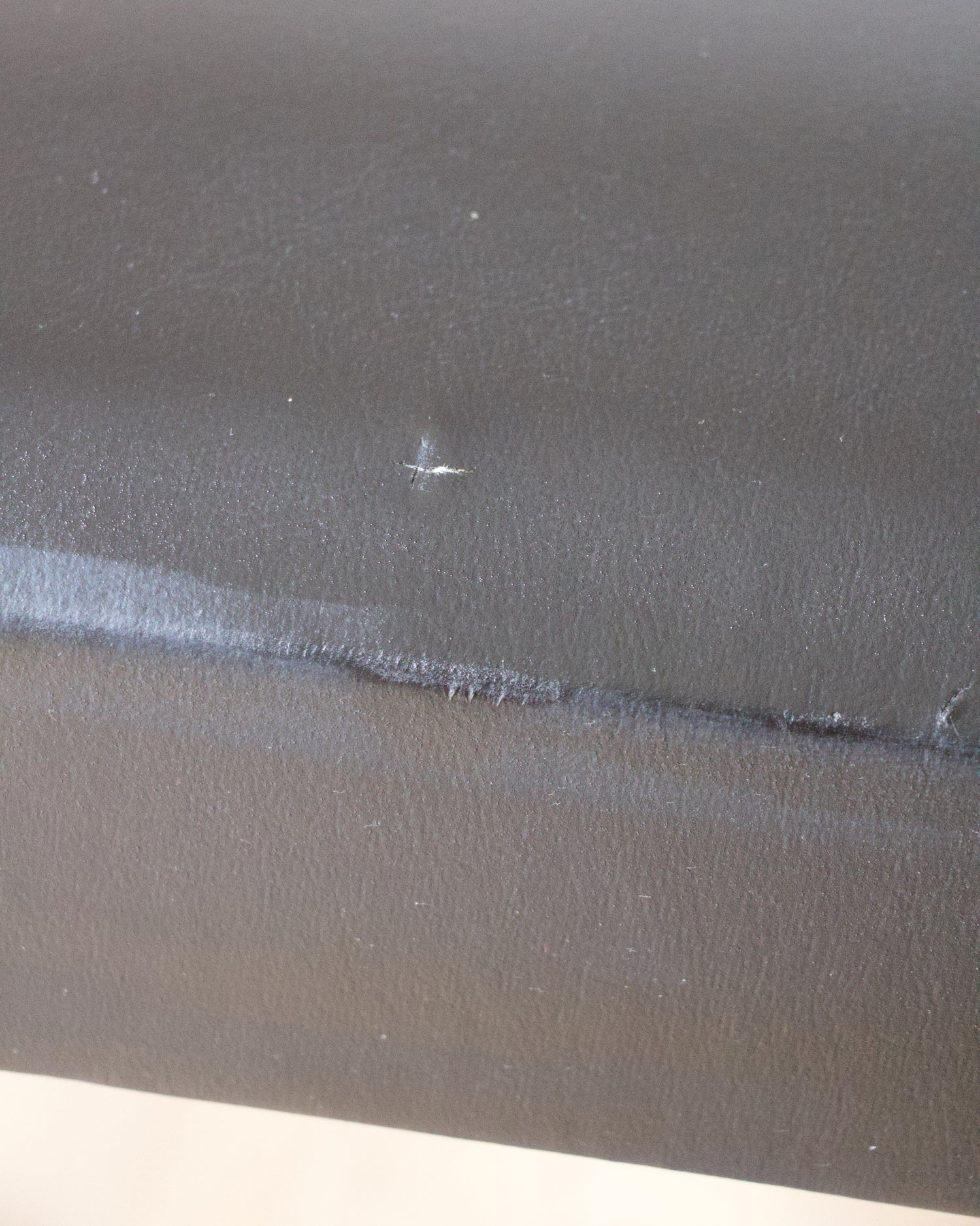 Série de 4 chaises scandinaves teck et skaï noir vintage - Pépites Déco Brocante VannesSérie de 4 chaises scandinaves teck et skaï noir vintage - Pépites Déco Brocante Vannes