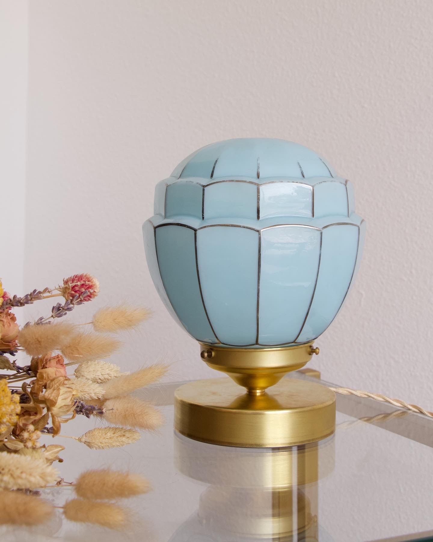 Lampe à poser globe ancien art déco bleu ciel et ses jolis liserés dorés - Brocante Vannes Pépites Déco Vintage