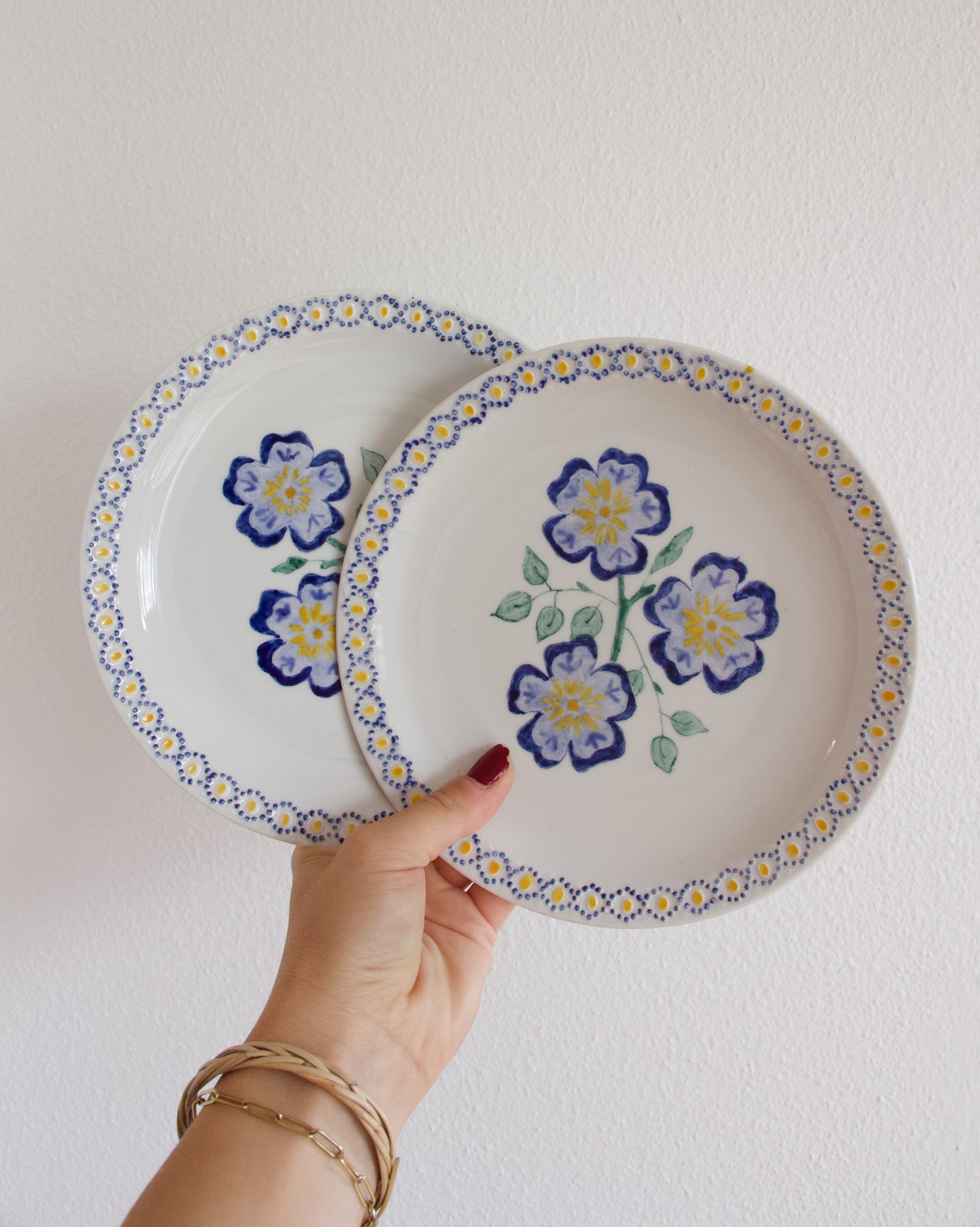 Paire d’assiettes porcelaine fleuries vintage peinte à la main, 1990