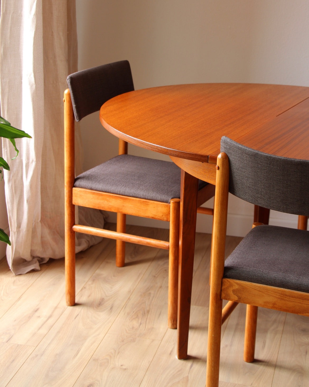 Suite de 5 chaises baumann années 60 - Brocante Vannes Mobilier et Décoration Vintage