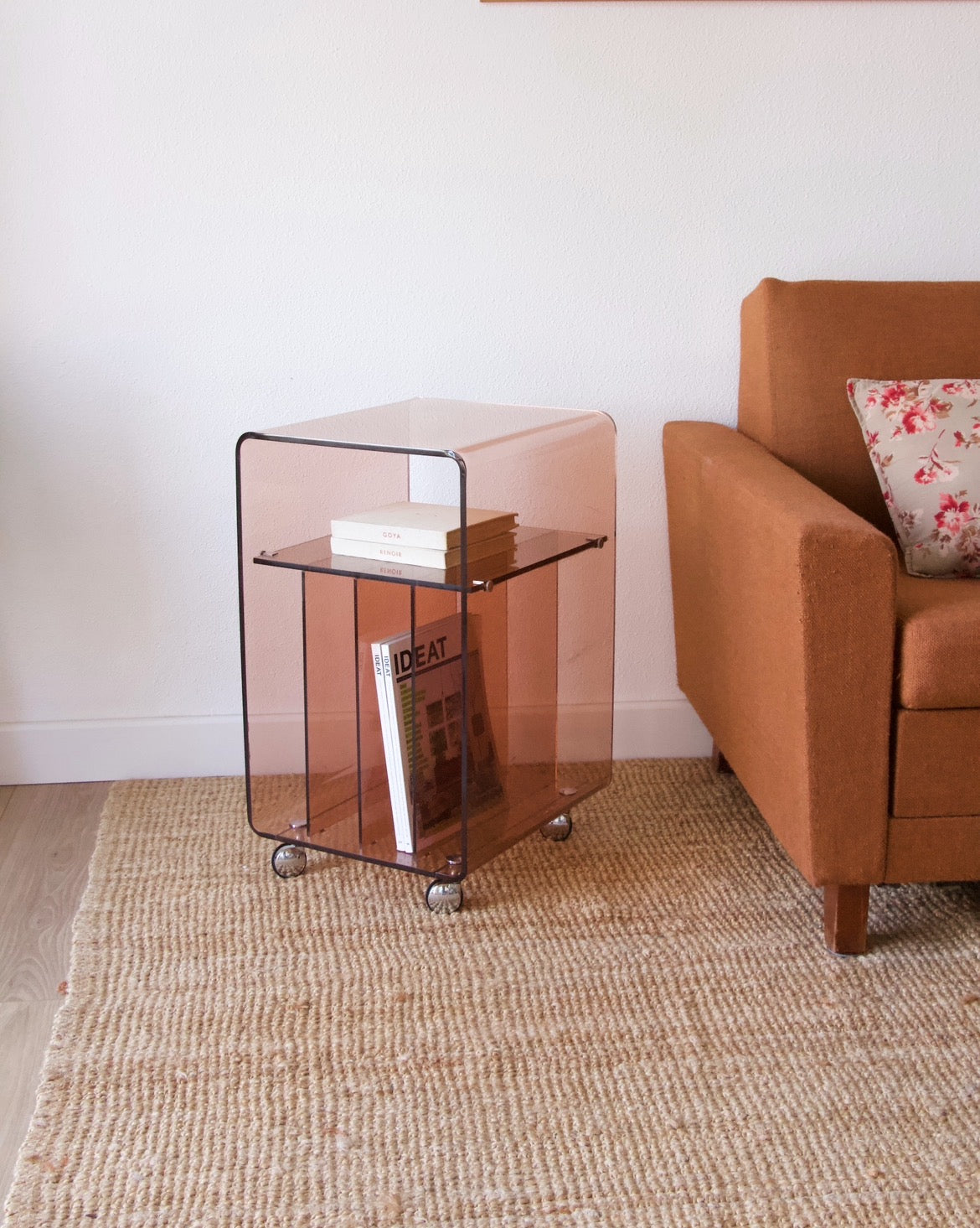 Table d'appoint/Bout de canapé vintage plexiglas fumé dans le goût de Michel Dumas - Brocante Vannes Meubles et Décoration Vintage