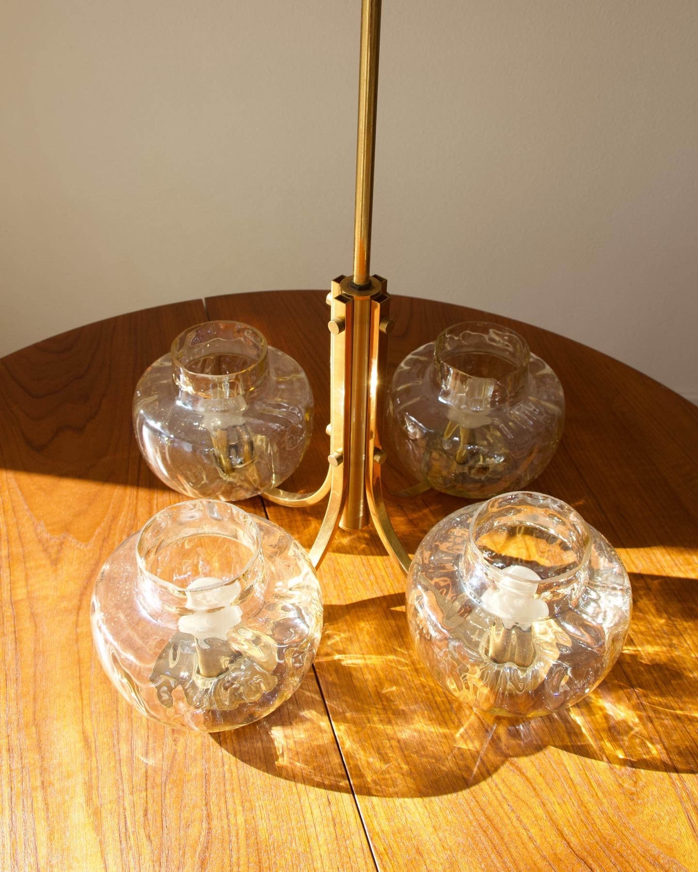 Lustre à 4 bras en laiton et verre, années 60 - Pépites Décoration Mobilier Vintage Brocante Vannes