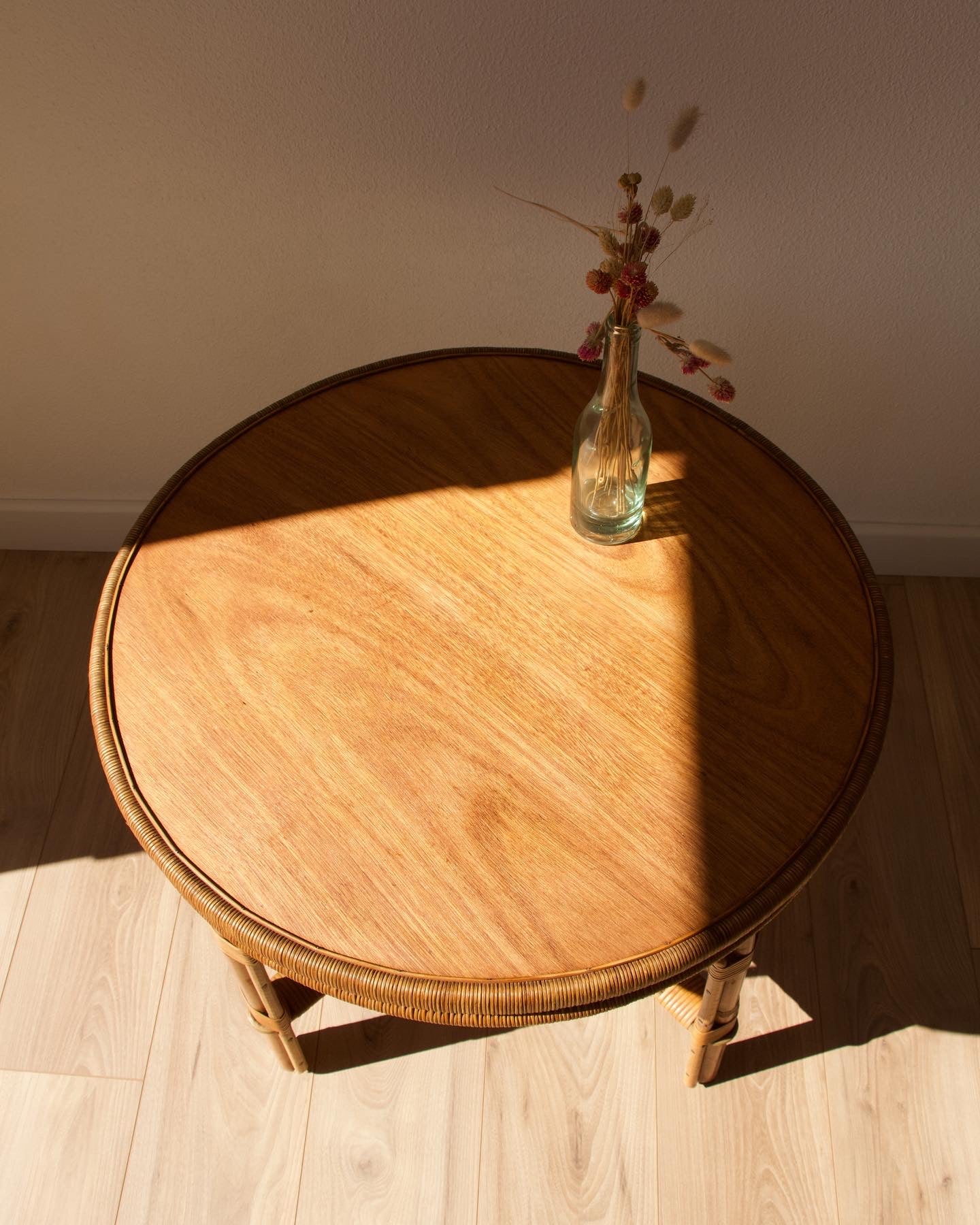 Table basse en rotin vintage