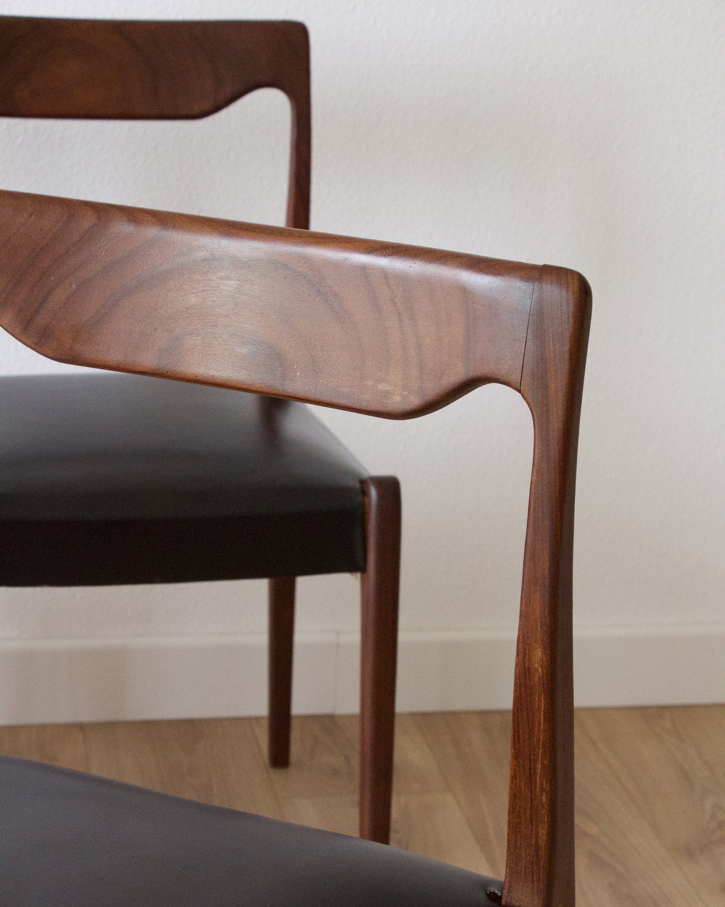 Série de 4 chaises scandinaves teck et skaï noir vintage - Pépites Déco Brocante Vannes