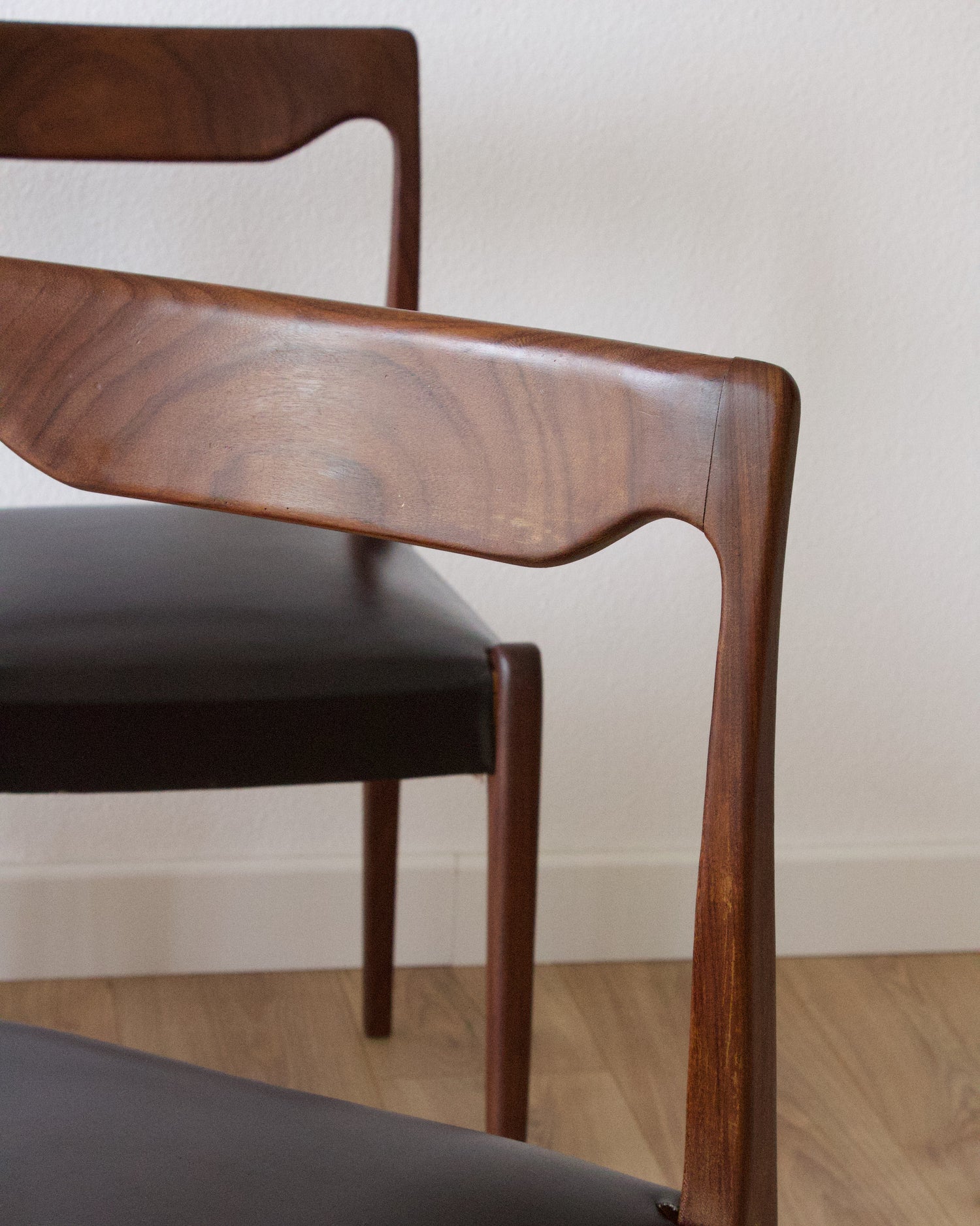 Série de 4 chaises scandinaves teck et skaï noir vintage - Pépites Déco Brocante Vannes