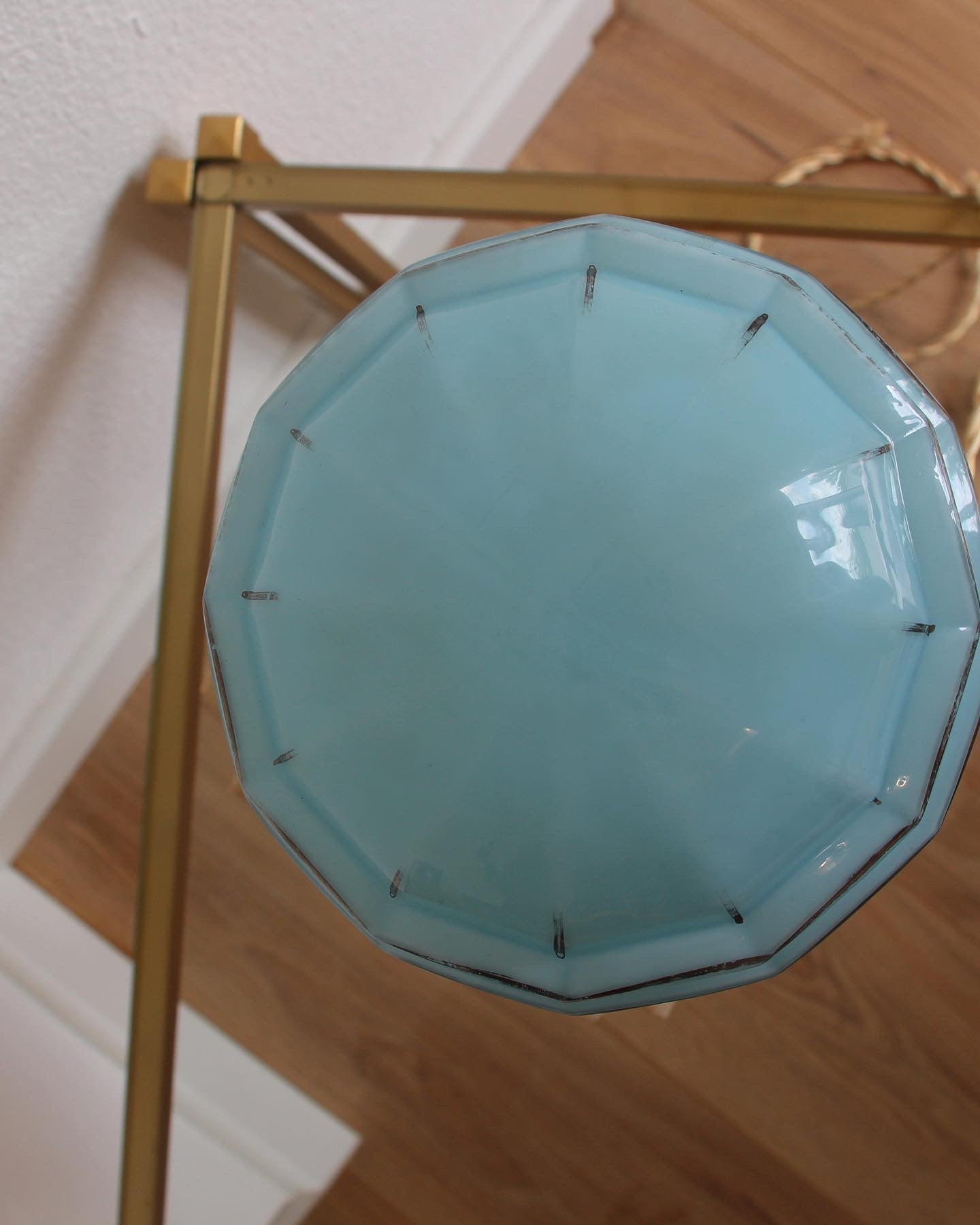 Lampe à poser globe ancien art déco bleu ciel et ses jolis liserés dorés - Brocante Vannes Pépites Déco Vintage