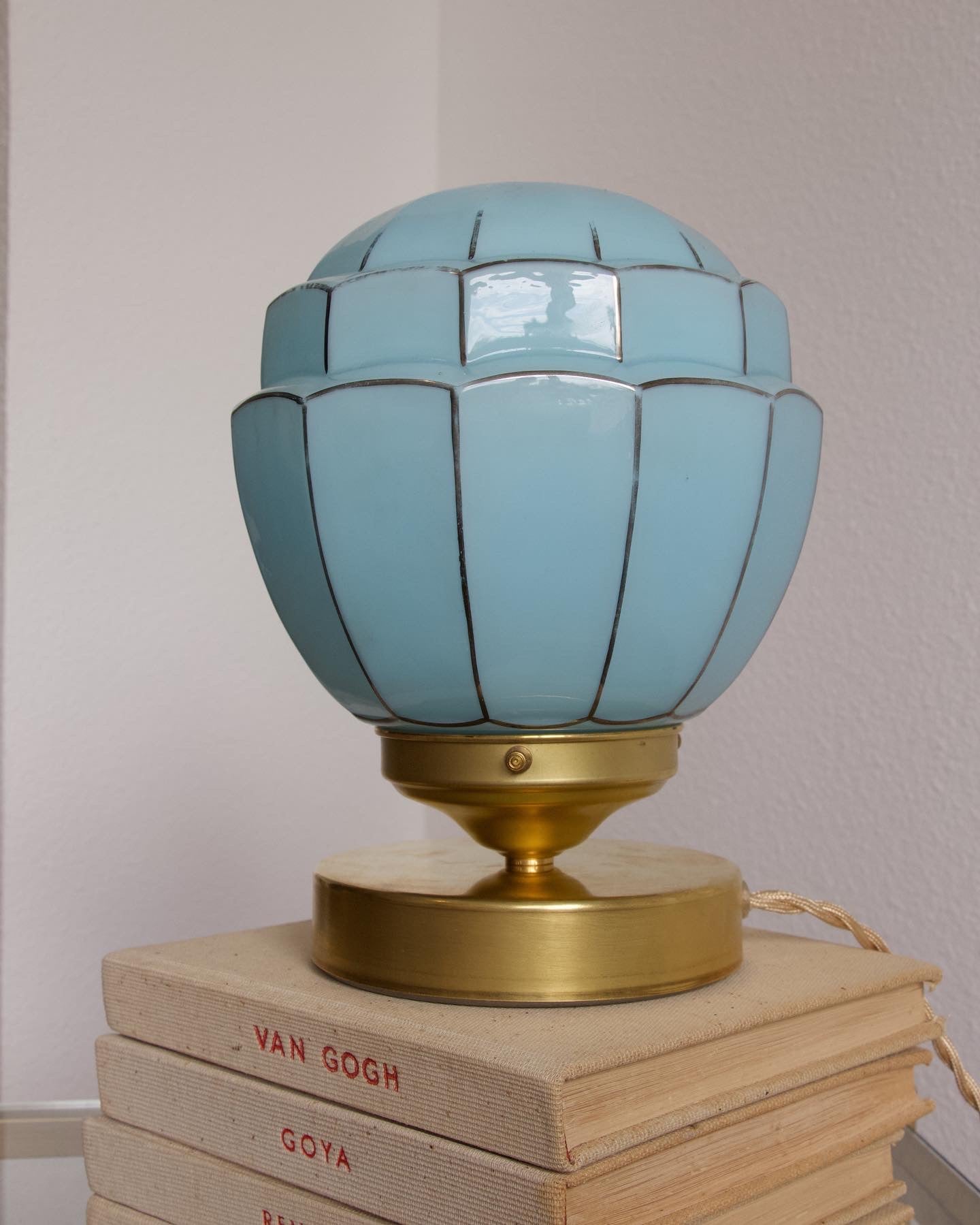 Lampe à poser globe ancien art déco bleu ciel et ses jolis liserés dorés - Brocante Vannes Pépites Déco Vintage