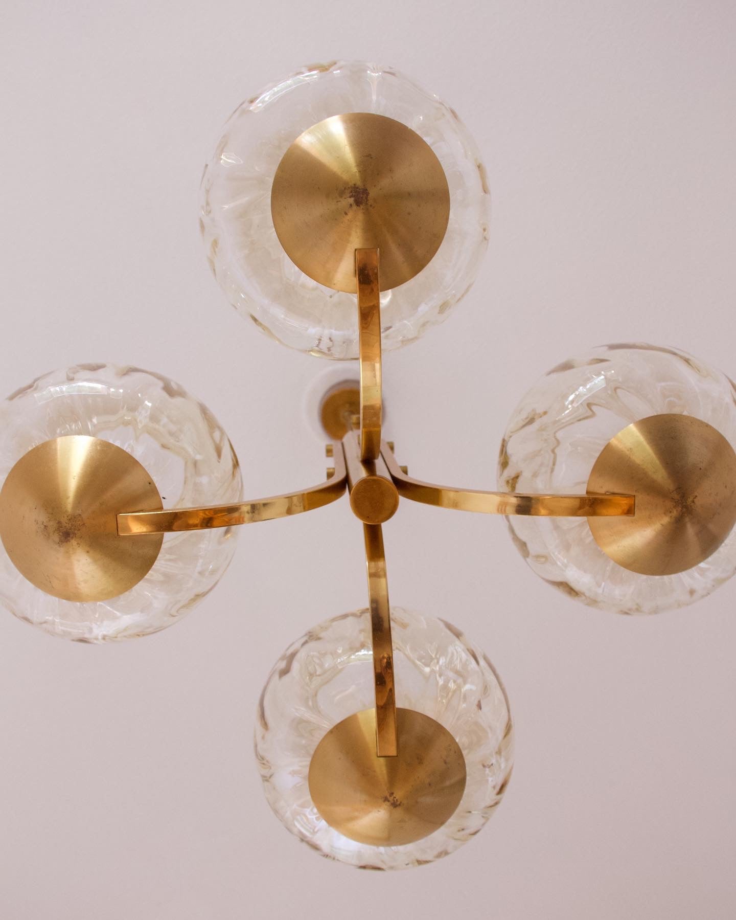 Lustre à 4 bras en laiton et verre, années 60 - Pépites Décoration Mobilier Vintage Brocante Vannes