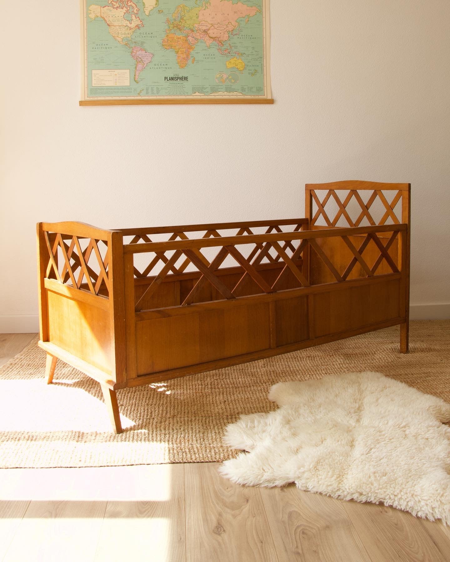 Lit en bois enfant vintage // Pépites Déco Vintage Brocante en Ligne basée à Vannes