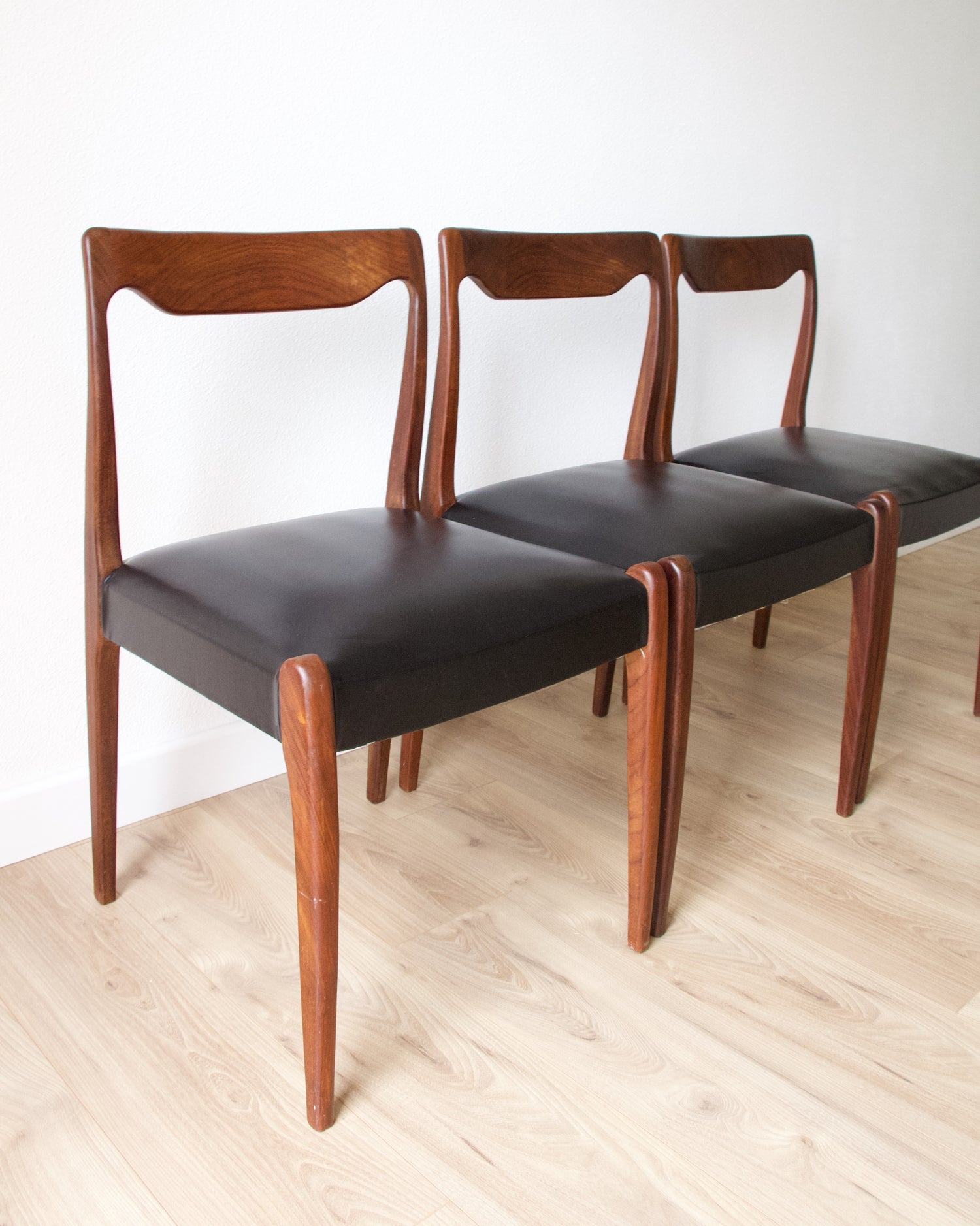 Série de 4 chaises scandinaves teck et skaï noir vintage - Pépites Déco Brocante Vannes