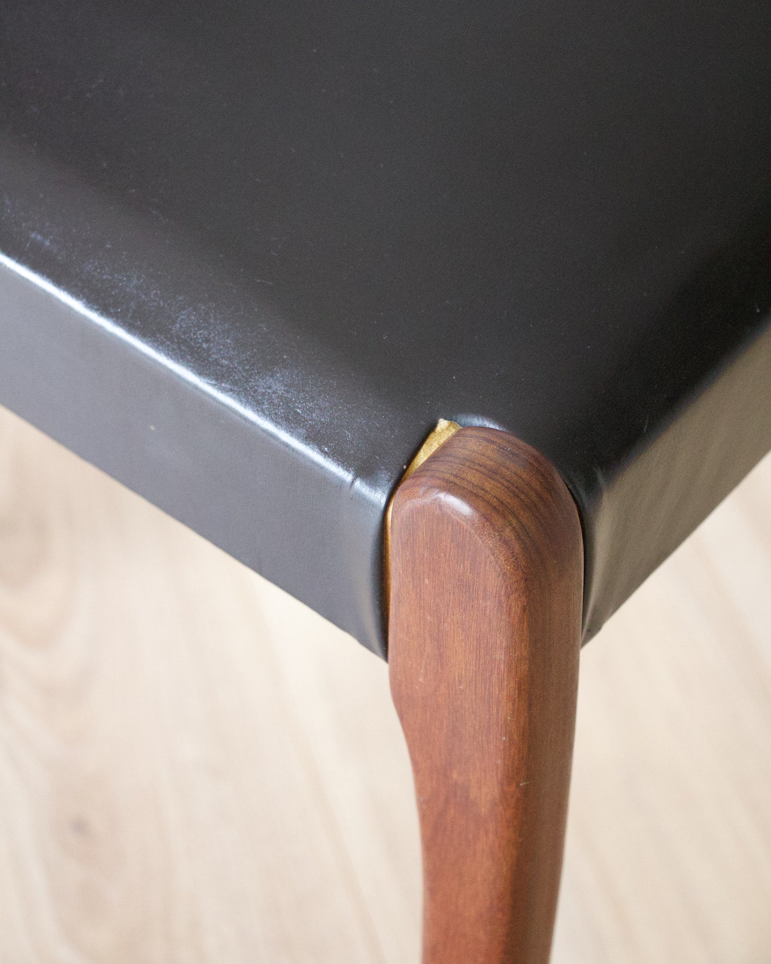 Série de 4 chaises scandinaves teck et skaï noir vintage - Pépites Déco Brocante Vannes