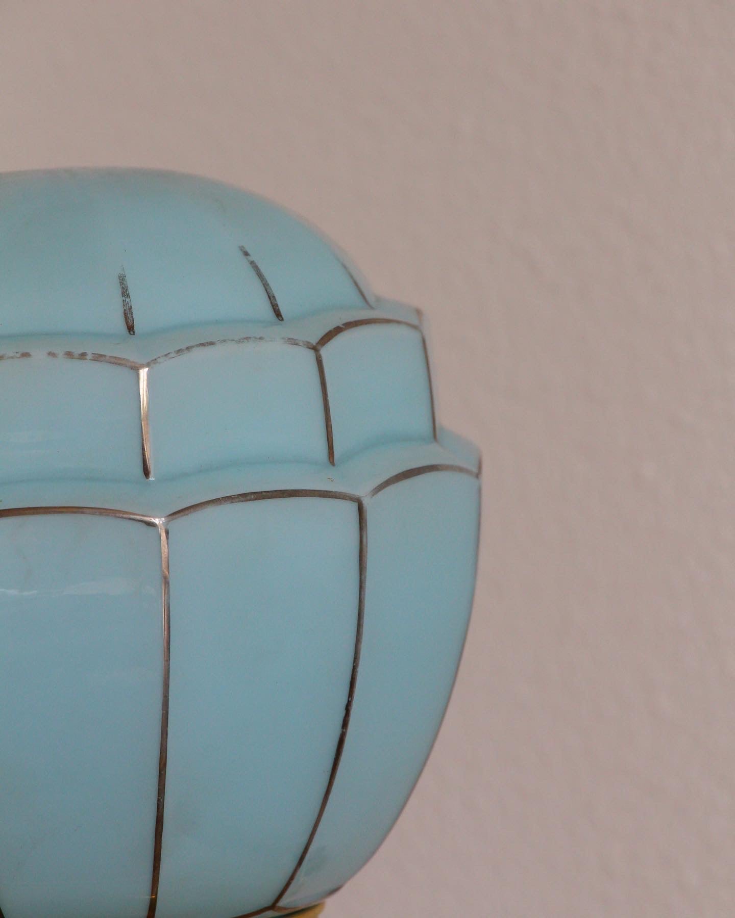 Lampe à poser globe ancien art déco bleu ciel et ses jolis liserés dorés - Brocante Vannes Pépites Déco Vintage