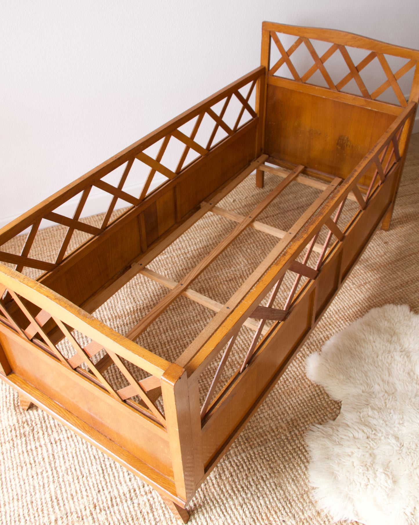 Lit en bois enfant vintage // Pépites Déco Vintage Brocante en Ligne basée à Vannes