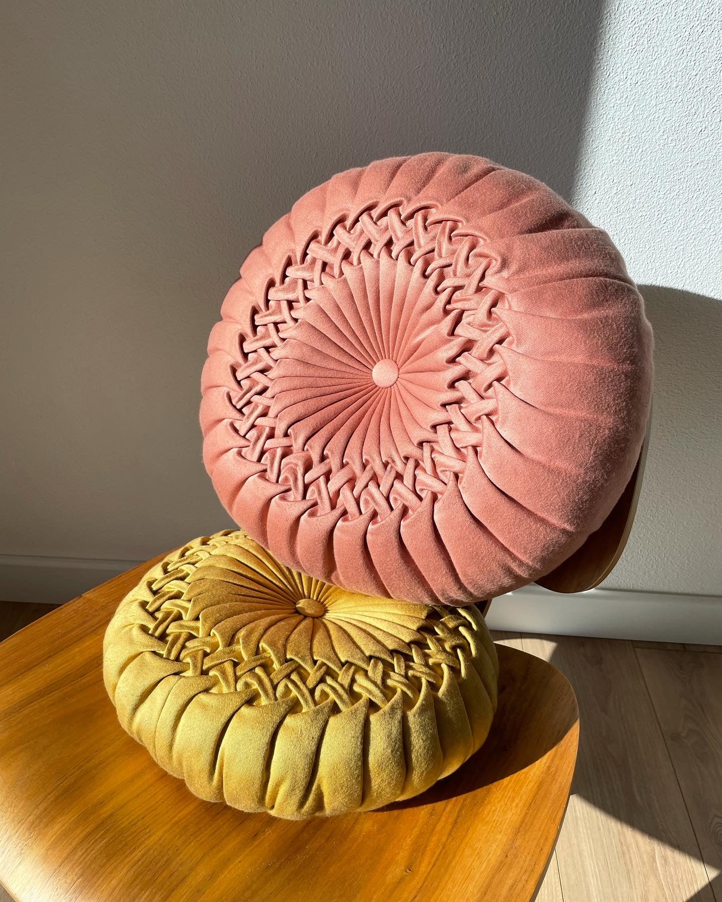 Coussins vintage en tissu plissé - Pépites Déco Vintage Brocante Vannes