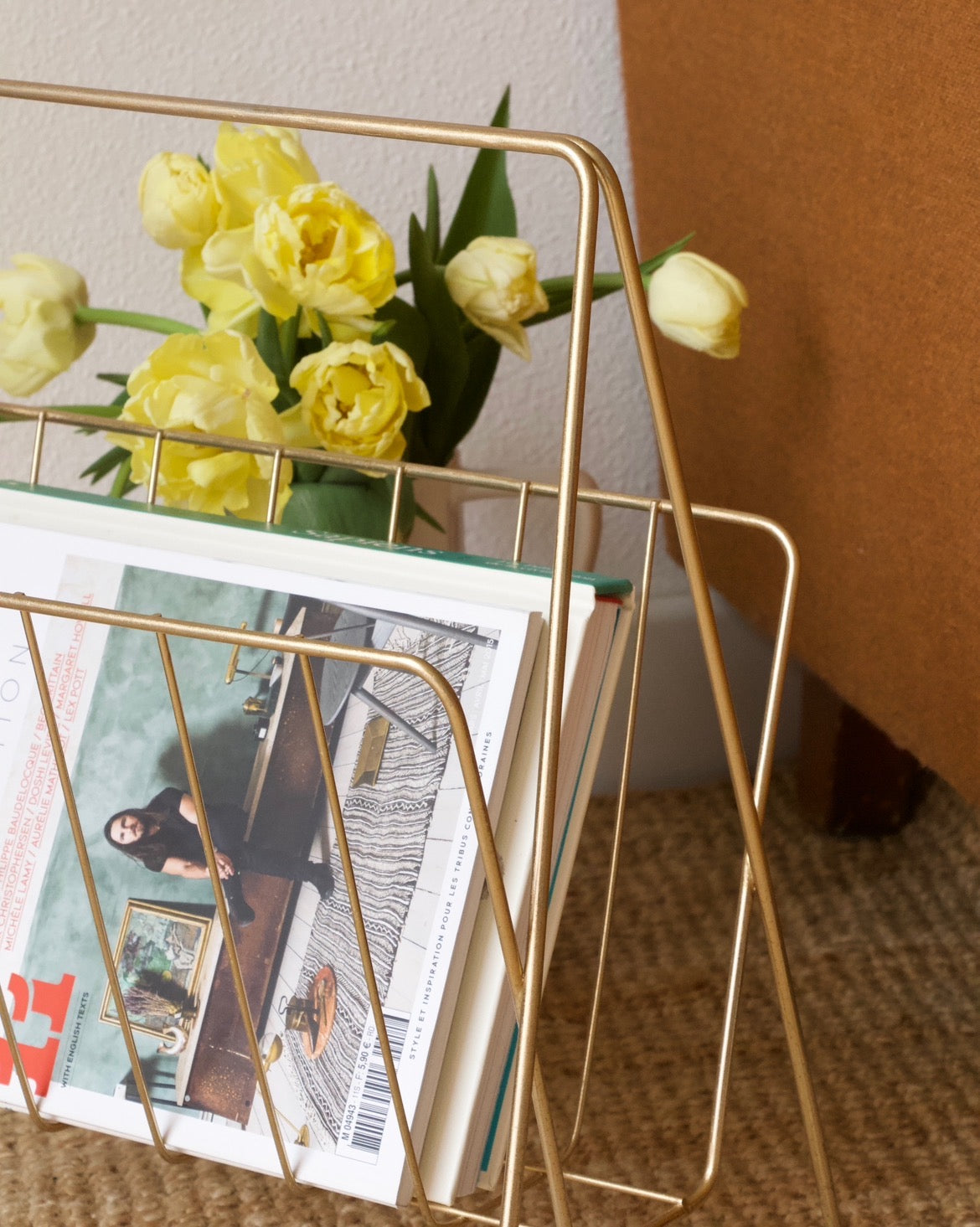 Porte-revues en métal doré vintage