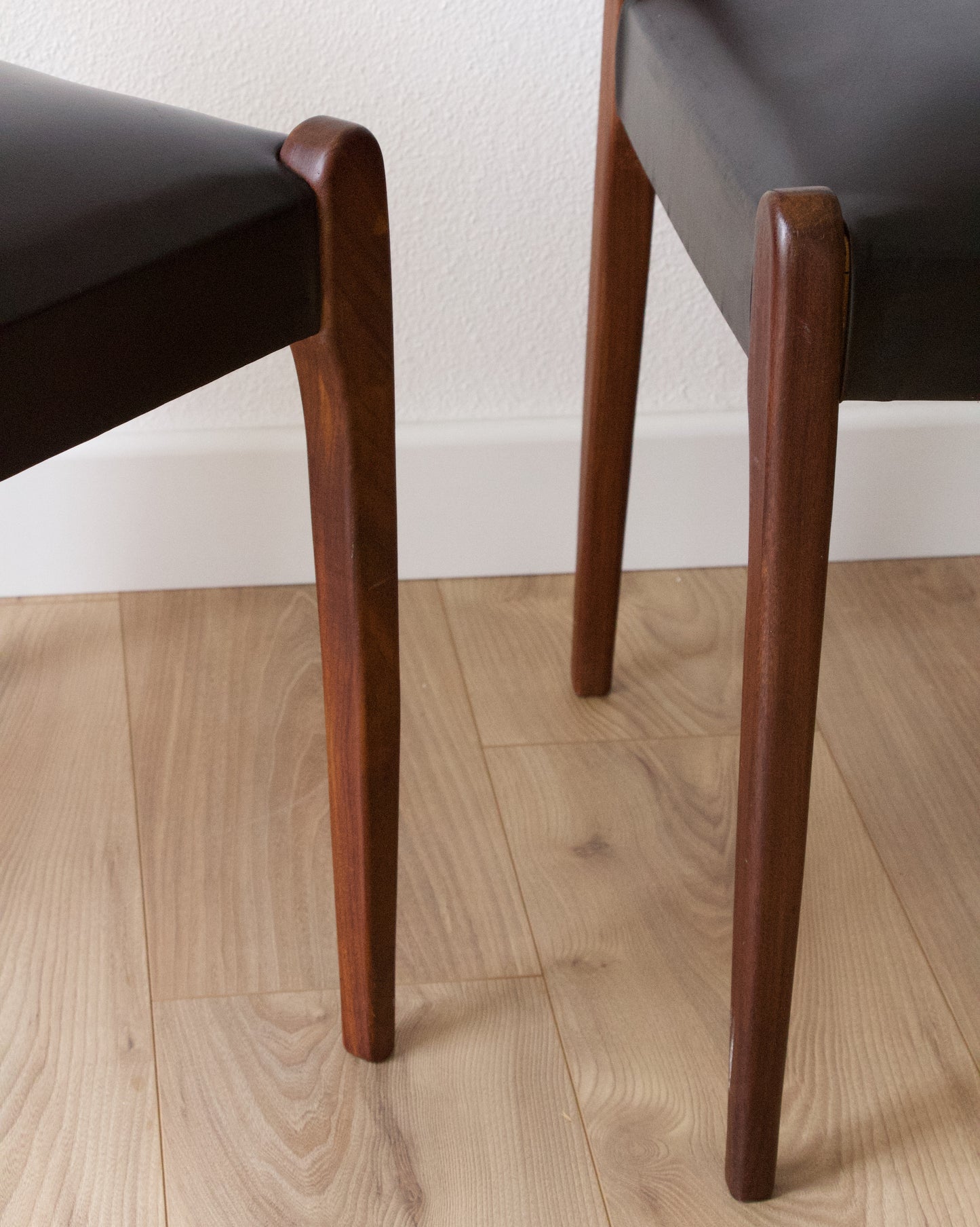 Série de 4 chaises scandinaves teck et skaï noir vintage - Pépites Déco Brocante Vannes