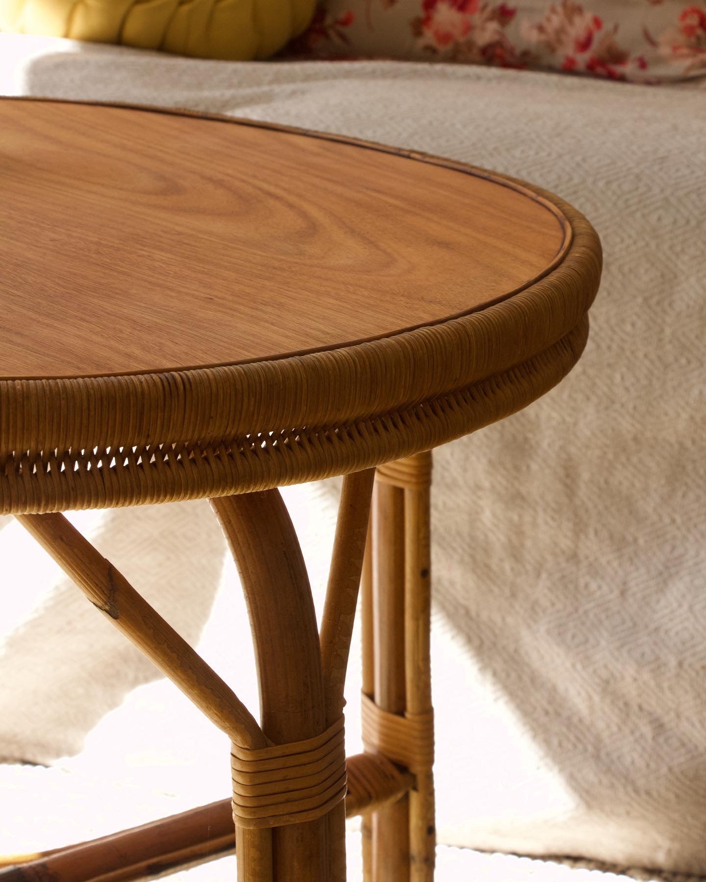 Table basse en rotin vintage