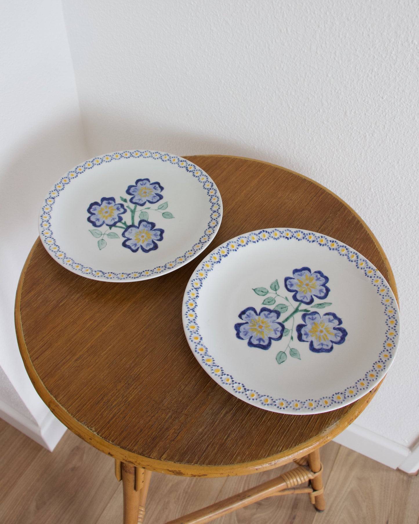 Paire d’assiettes porcelaine fleuries vintage peinte à la main, 1990