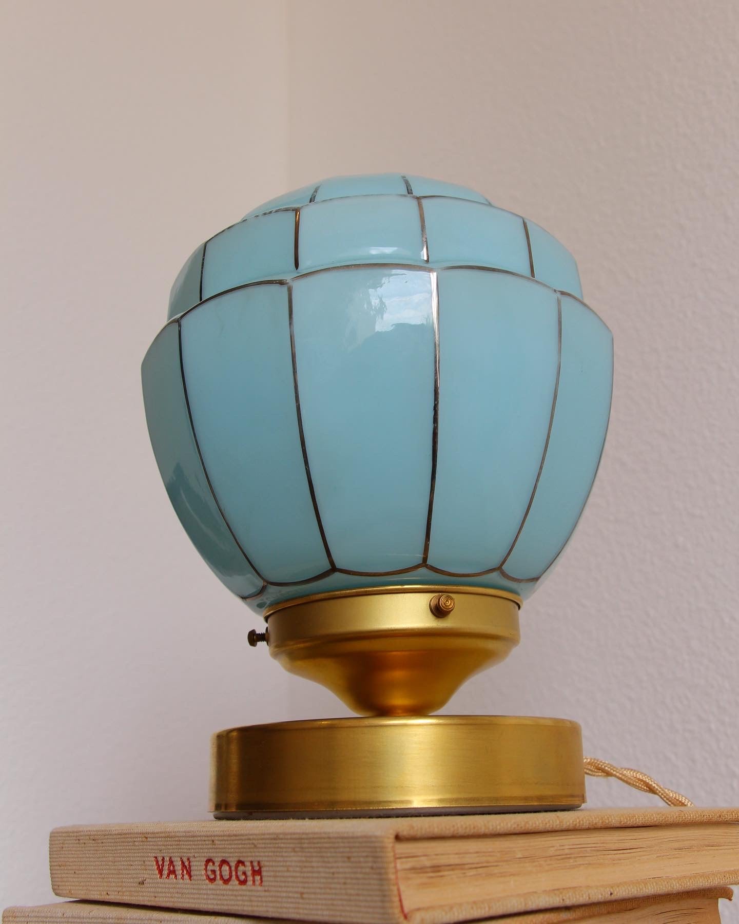 Lampe à poser globe ancien art déco bleu ciel et ses jolis liserés dorés - Brocante Vannes Pépites Déco Vintage