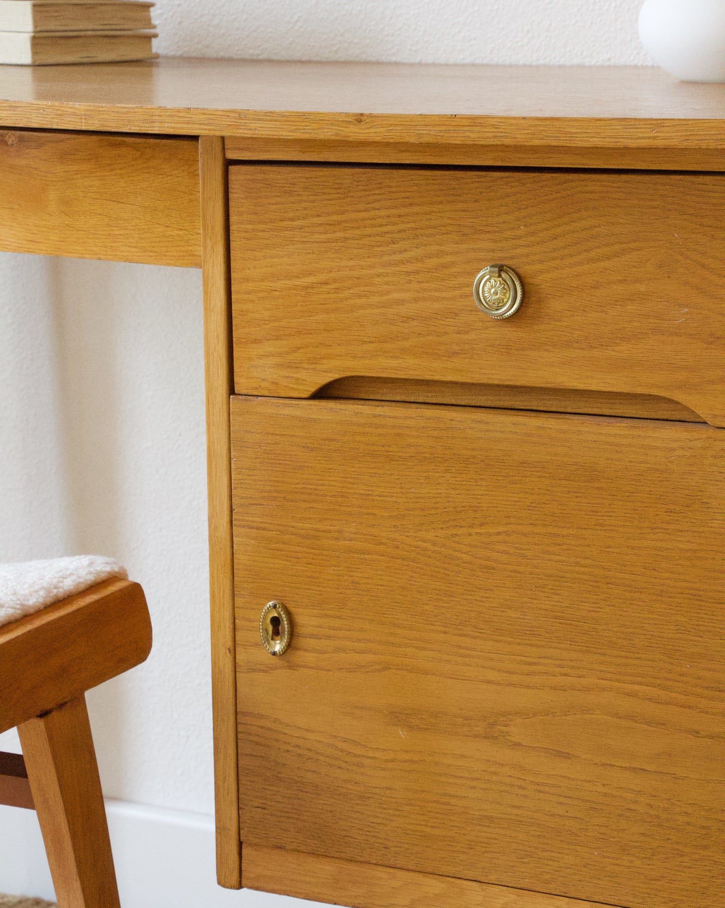 Bureau chêne clair années 50 - Brocante Vannes Décoration Meubles Vintage