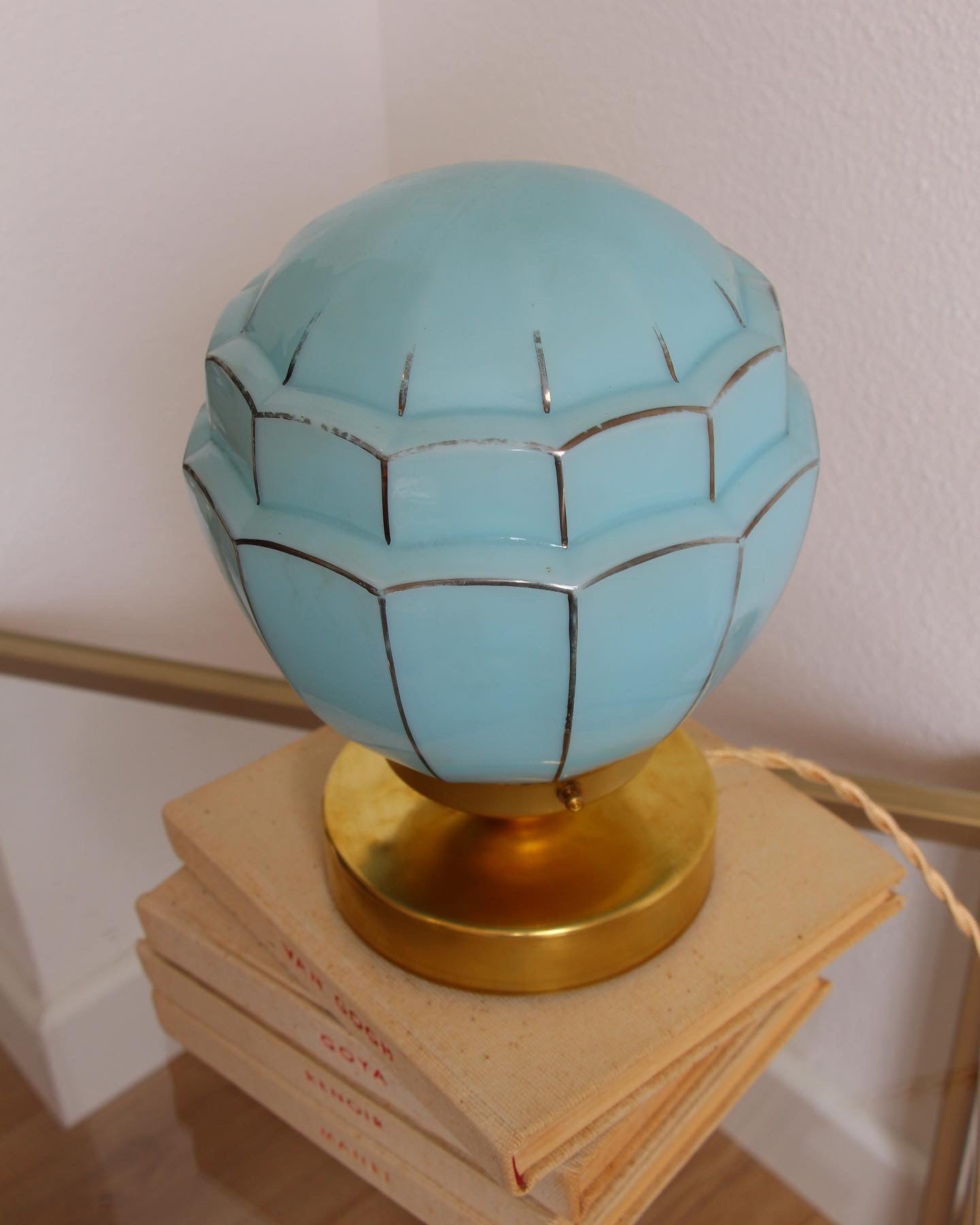 Lampe à poser globe ancien art déco bleu ciel et ses jolis liserés dorés - Brocante Vannes Pépites Déco Vintage