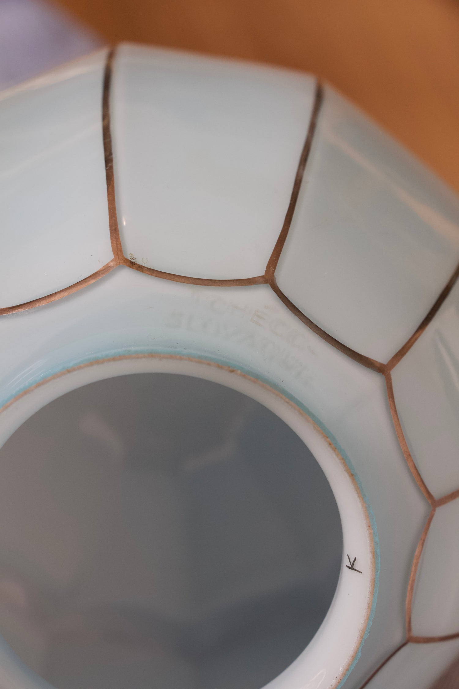 Lampe à poser globe ancien art déco bleu ciel et ses jolis liserés dorés - Brocante Vannes Pépites Déco Vintage