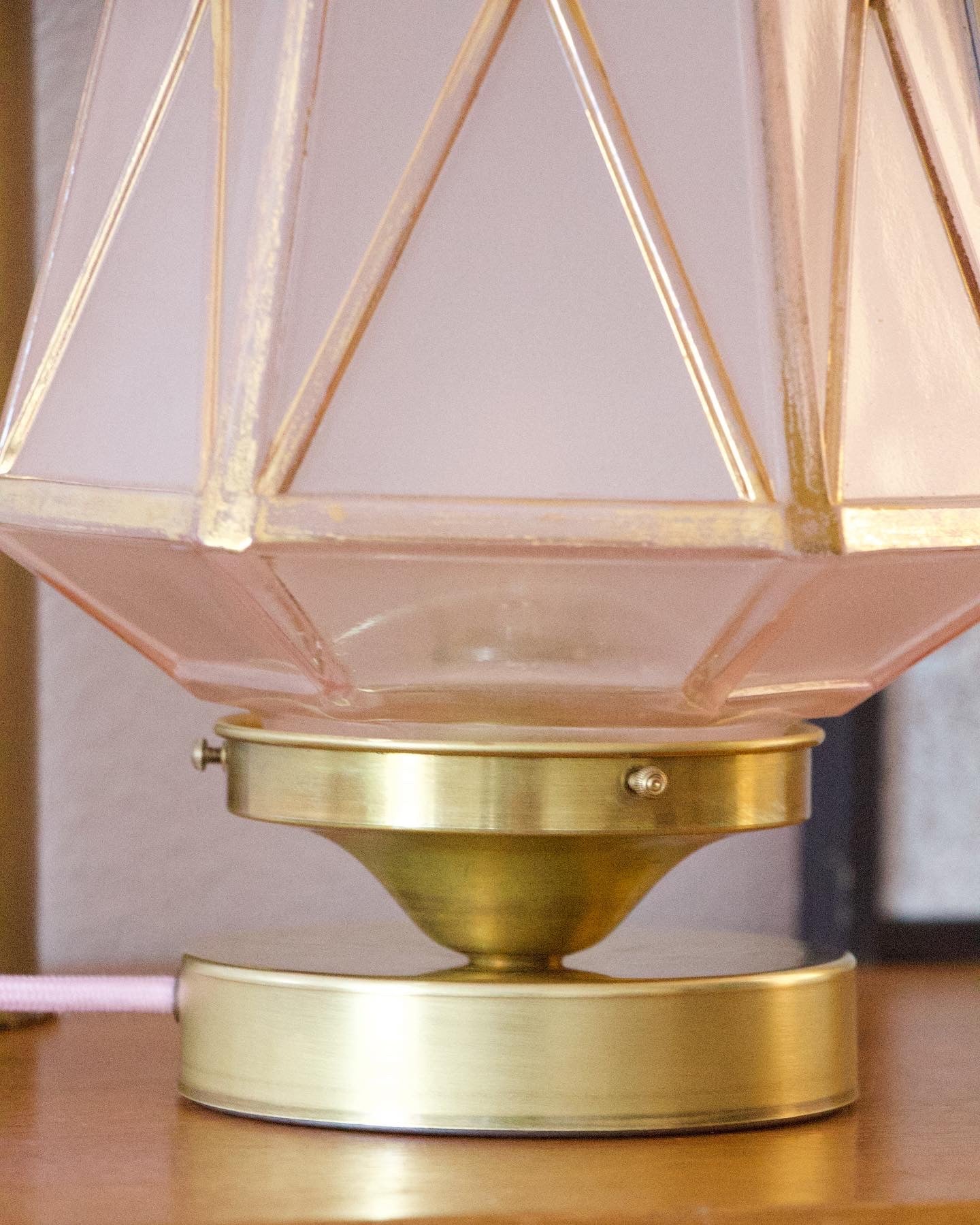 Lampe à poser vintage globe rose et doré - Brocante Vannes - Décoration meubles Vintage