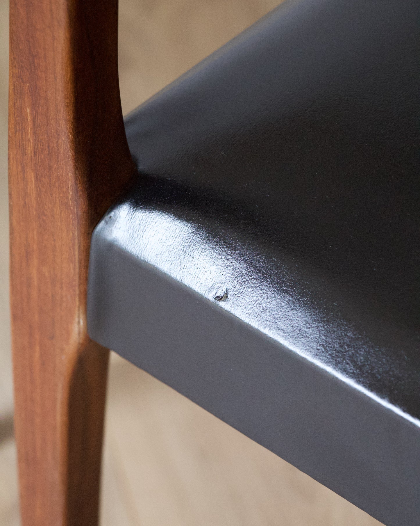 Série de 4 chaises scandinaves teck et skaï noir vintage - Pépites Déco Brocante Vannes