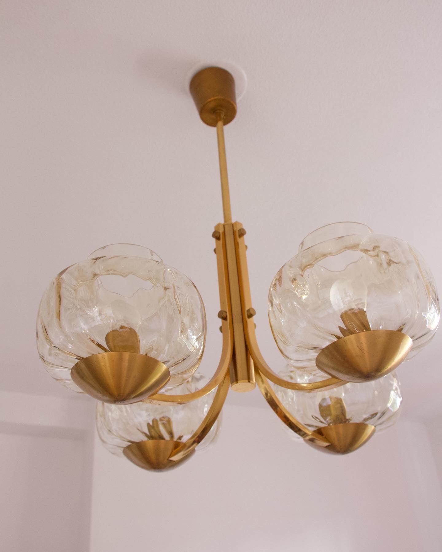 Lustre à 4 bras en laiton et verre, années 60 - Pépites Décoration Mobilier Vintage Brocante Vannes