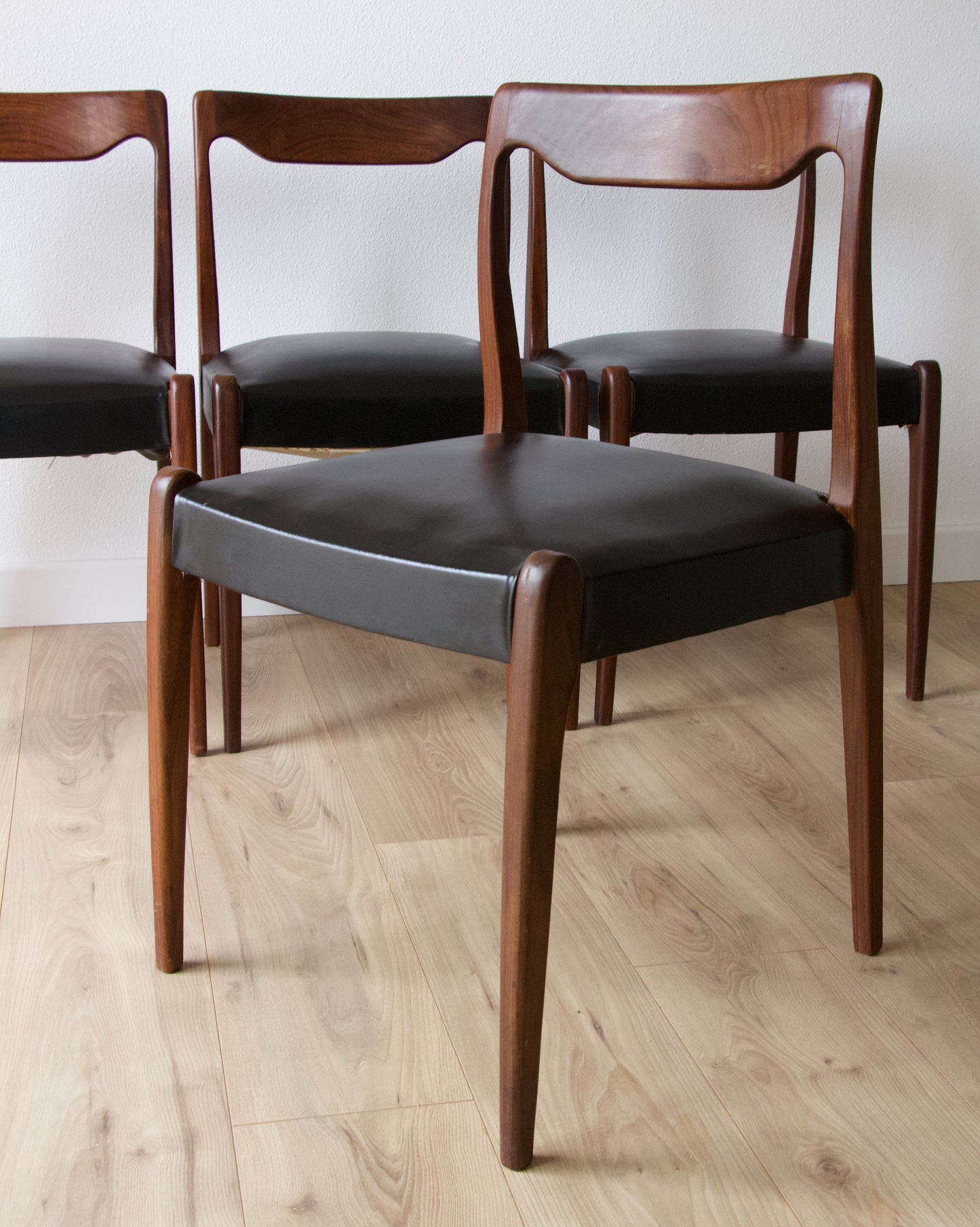 Série de 4 chaises scandinaves teck et skaï noir vintage - Pépites Déco Brocante Vannes